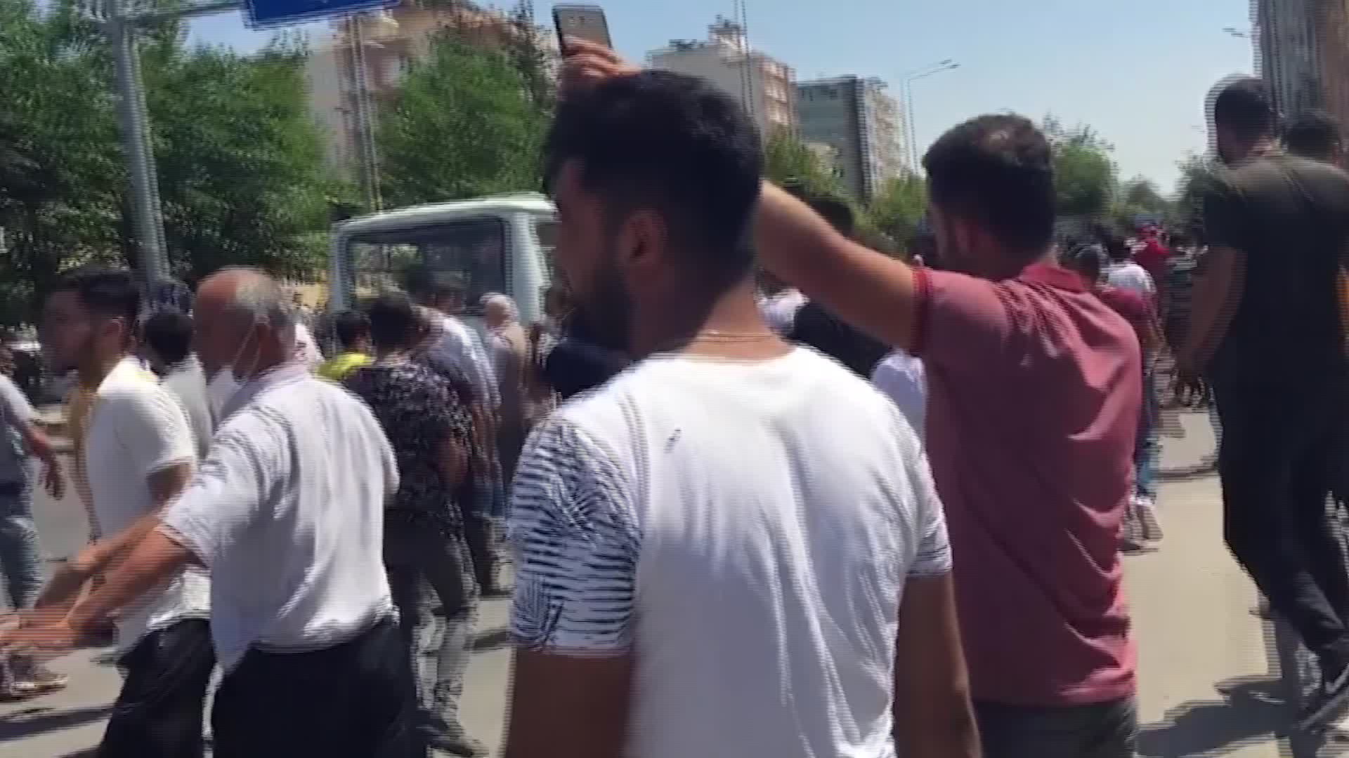 ADIYAMANLI TÜTÜN ÜRETİCİLERİ VALİLİĞE YÜRÜDÜ OTURMA EYLEMİ YAPTI. VALİ SÖZ VERDİ EYLEM BİTTİ