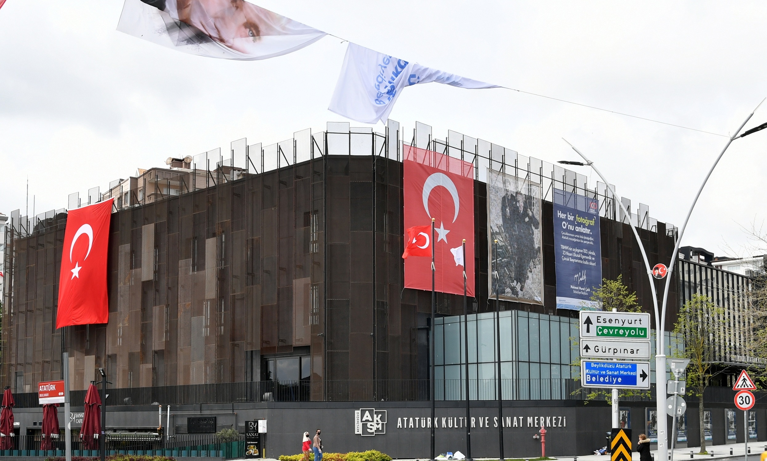 BEYLİKDÜZÜ BELEDİYE BAŞKANI ÇALIK: "SİYASETİ BIRAKIP BİRLİK OLMA ZAMANI"