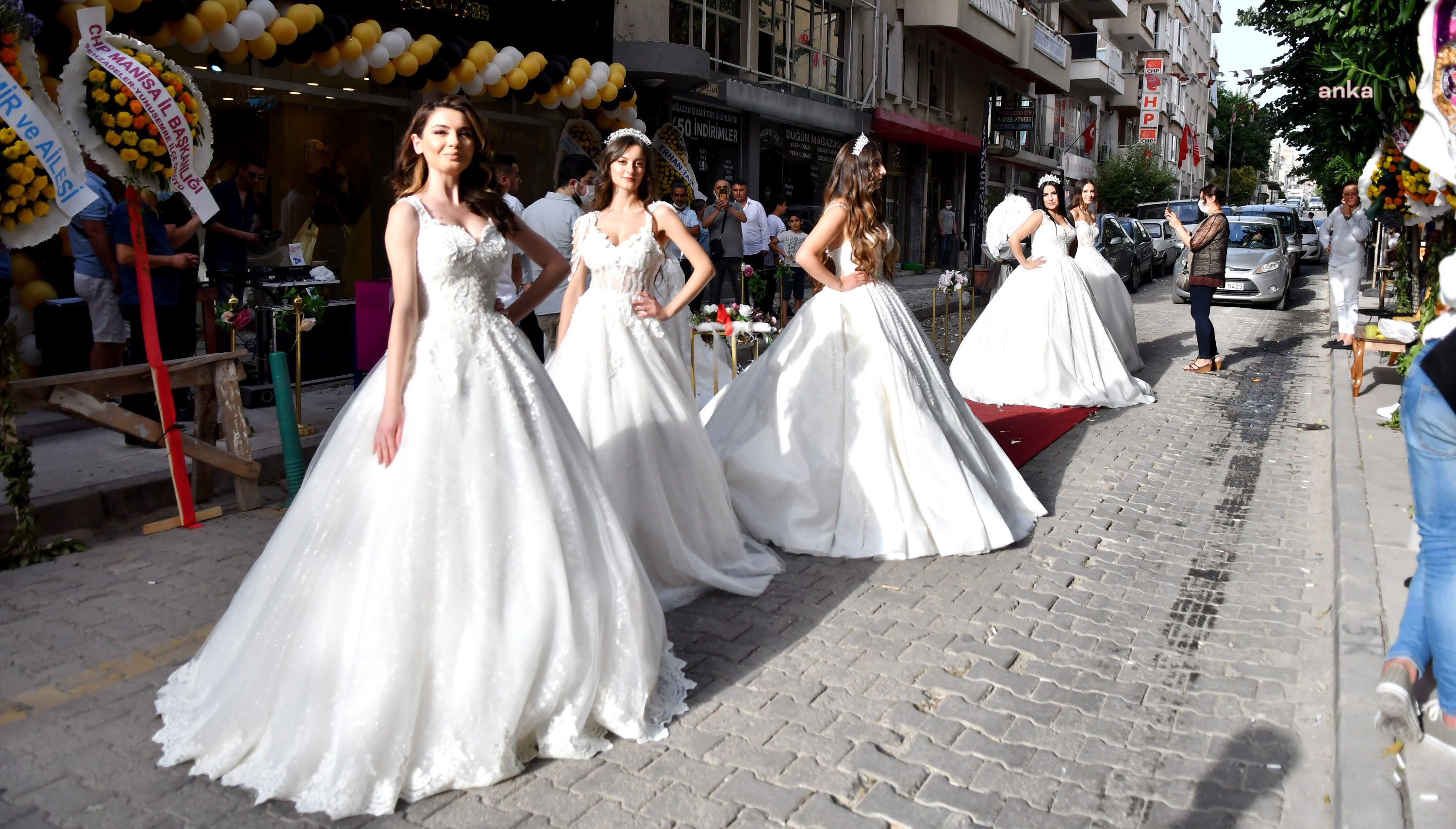 MANİSA'DA SOKAKTA GELİNLİK DEFİLESİ
