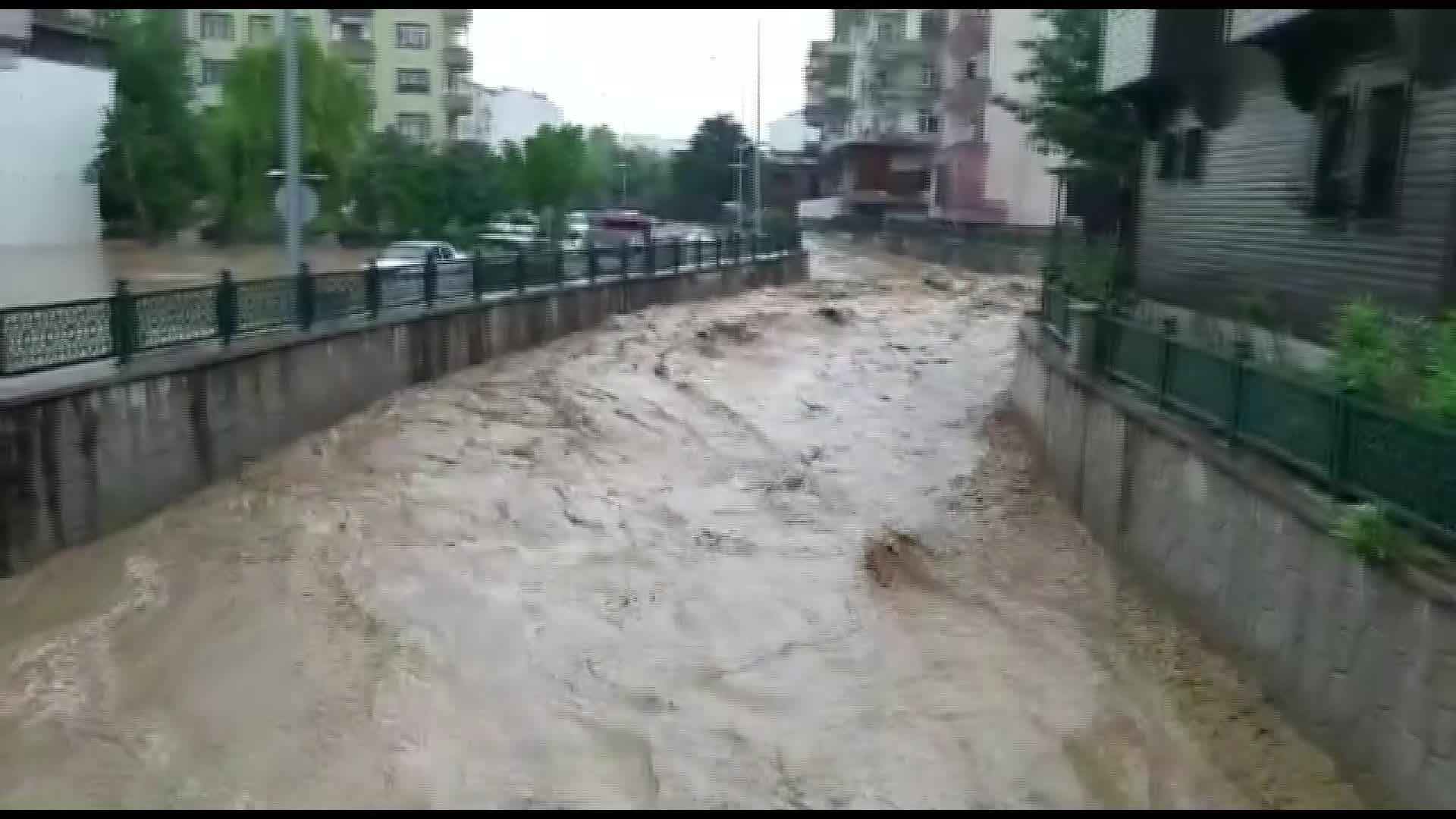 MANİSA’DA YAZ YAĞMURU, AKÇAKOCA’DA SEL