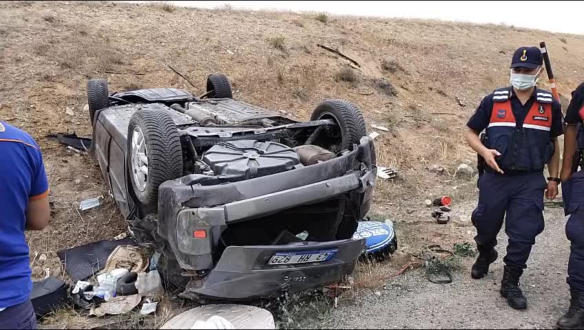 ARKA KOLTUKTA OTURAN YOLCU OTOMOBİLDEN YOLA FIRLADI: 1 ÖLÜ 2 YARALI