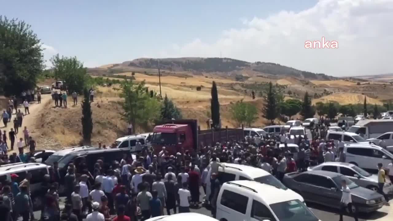 TÜTÜNCÜLERİ VALİ DE İKNA EDEMEDİ: "YASA GERİ ÇEKİLİNCEYE KADAR EYLEMLERİMİZE DEVAM EDECEĞİZ"