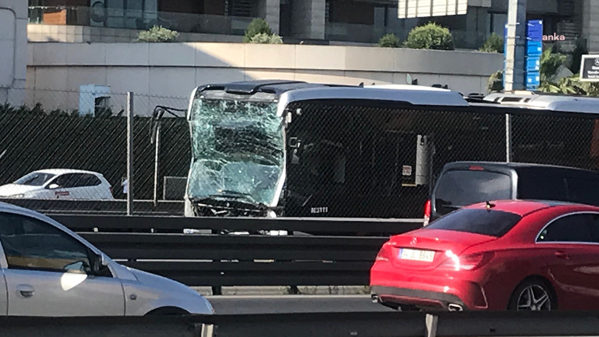 KÜÇÜKÇEKMECE’DE METROBÜS KAZASI: 25 YARALI