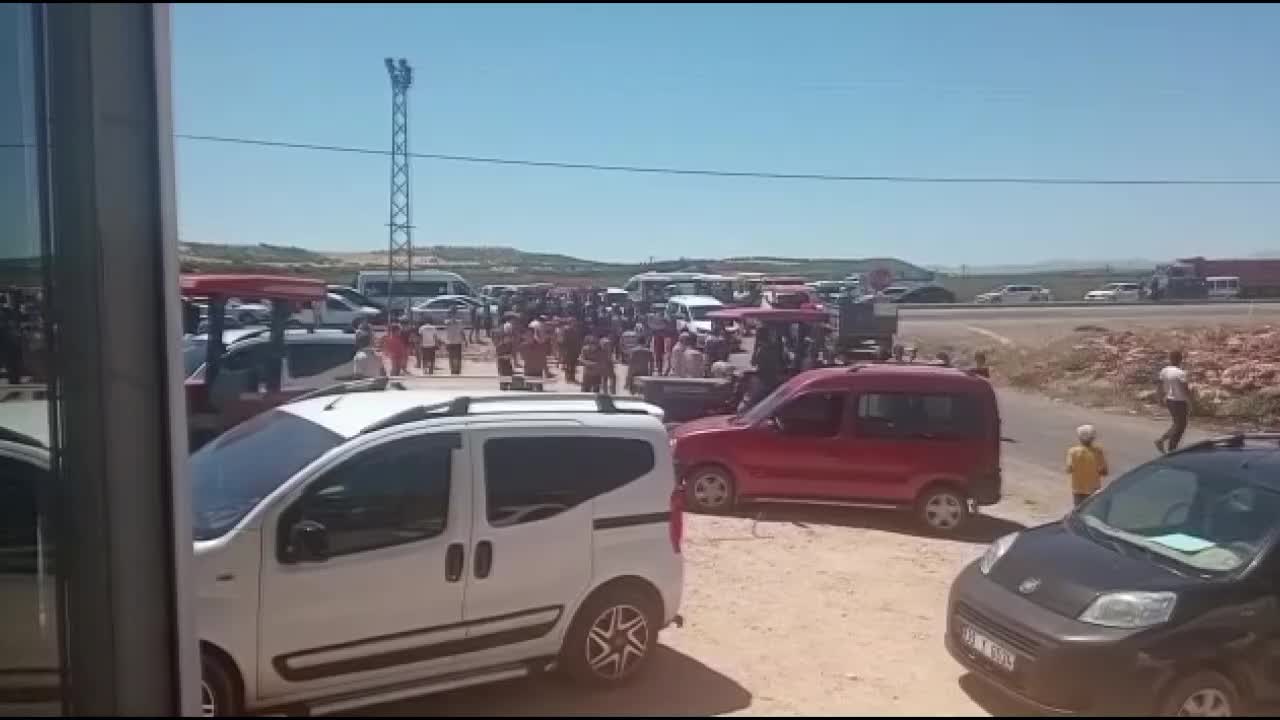 TÜTÜN PROTESTOSU 4. GÜNÜNDE. BUGÜN DE DİYARBAKIRLI TÜTÜN ÜRETİCİLERİ DİYARBAKIR-BİNGÖL YOLUNU KAPATTI