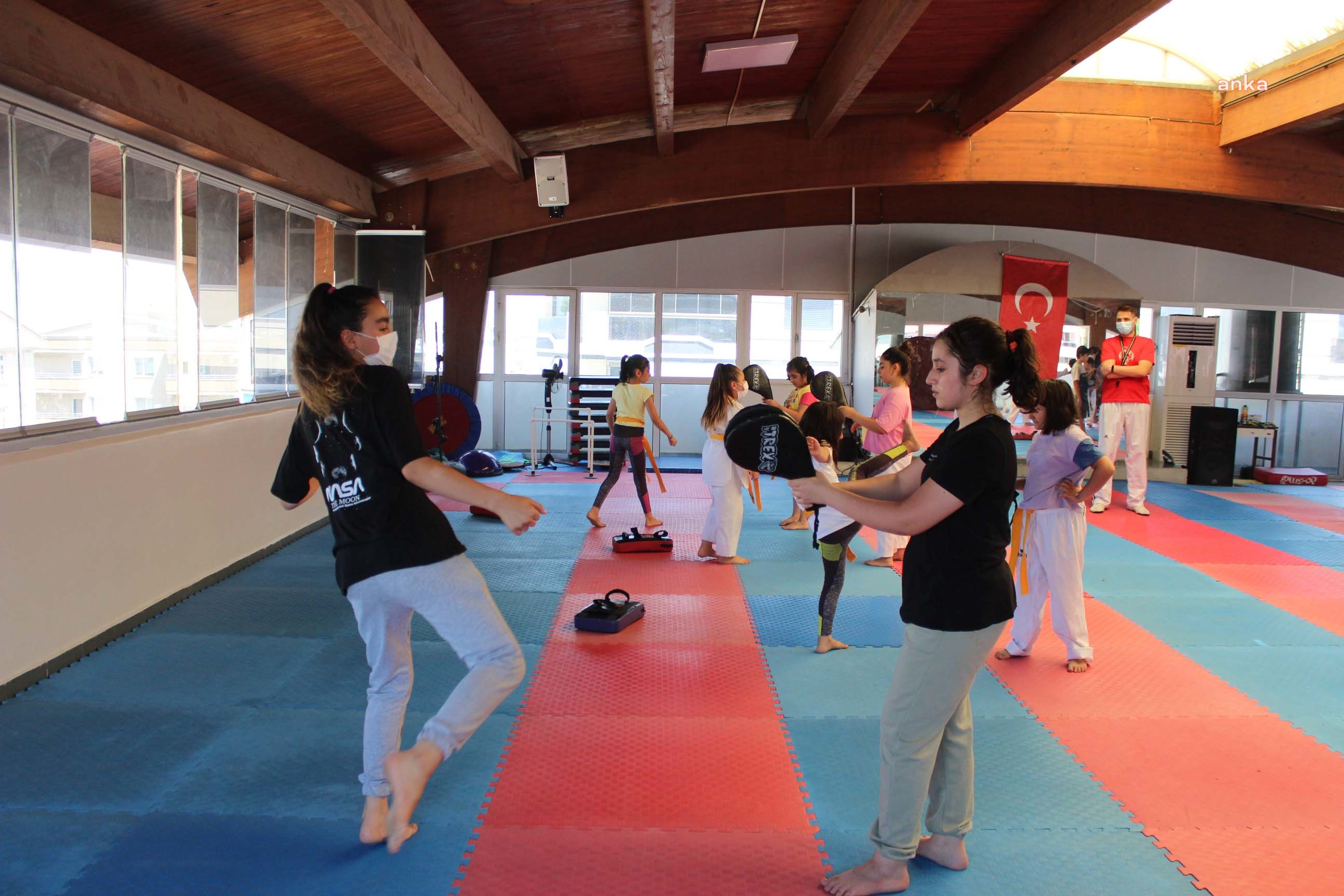 KEMALPAŞA'DA KADINLAR AÇIK HAVA SPORUNDA BULUŞUYOR