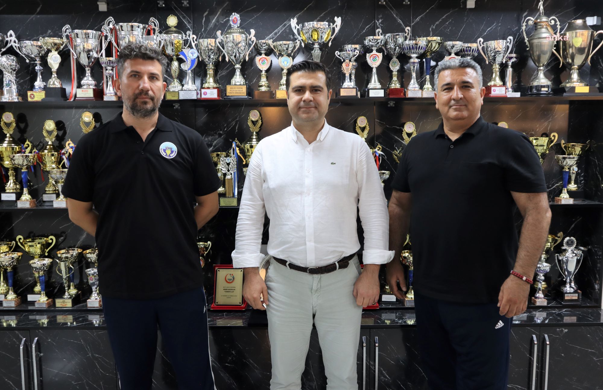 TURGUTLU BELEDİYESİ KADIN VOLEYBOL TAKIMINDA İLK İMZALAR ANTRENÖRLERDEN