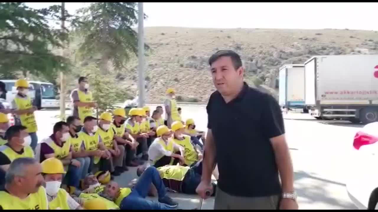 GECEYİ BENZİN İSTASYONUNDA GEÇİREN SOMALI MADENCİLERDEN VEKİLLERE: "SİZ HİÇ SOĞUK BETONDA YATTINIZ MI"