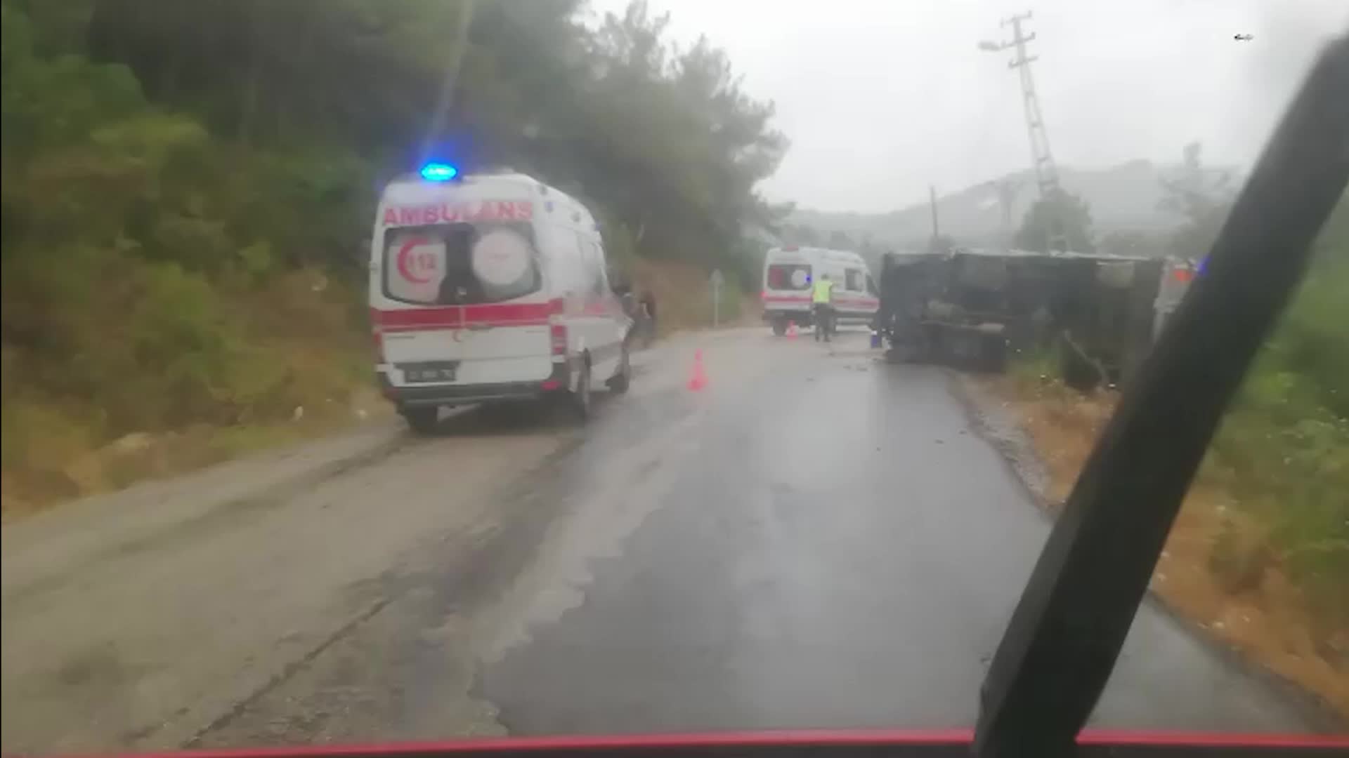 MERSİN’DE TARIM İŞÇİLERİNİ TAŞIYAN KAMYONET TAKLA ATTI: 12 YARALI