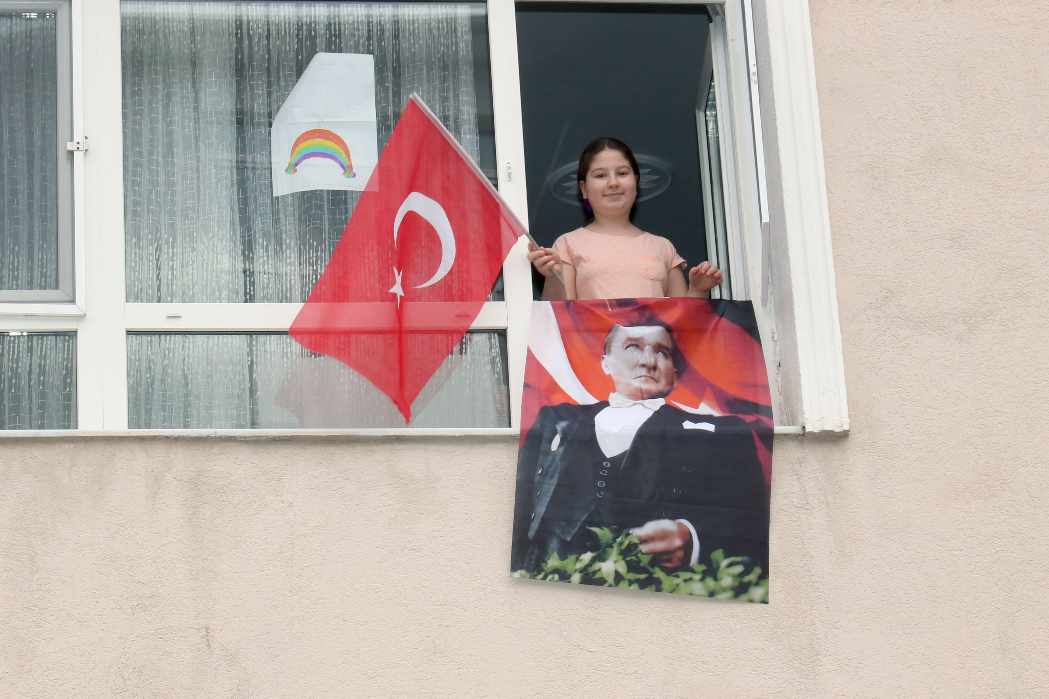 ÇANKAYA BELEDİYESİ, EVLERİ ATATÜRK VE BAYRAKLARLA DONATTI