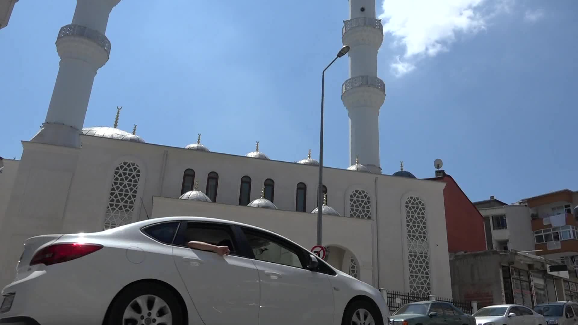 ESENYURT BELEDİYESİ TARAFINDAN TEMELİ ATILAN BULUT CAMİSİ İBADETE AÇILDI