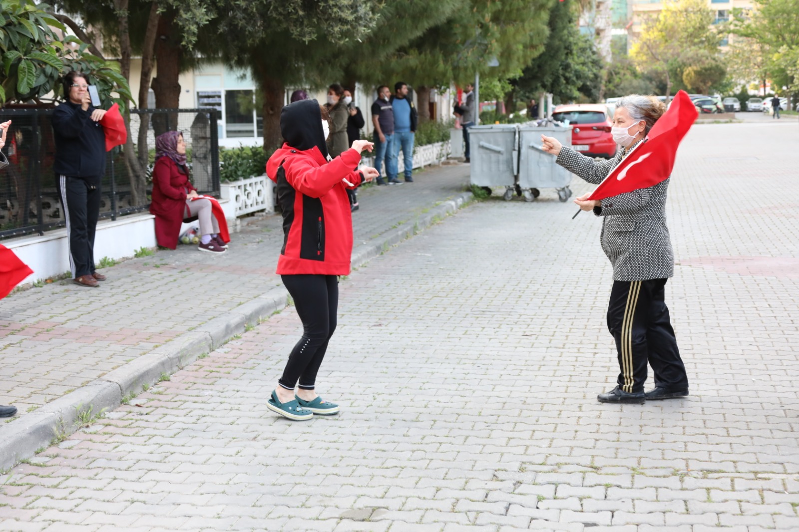 BAYRAKLI'DA BAYRAM COŞKUSU BALKONLARDAN TAŞTI