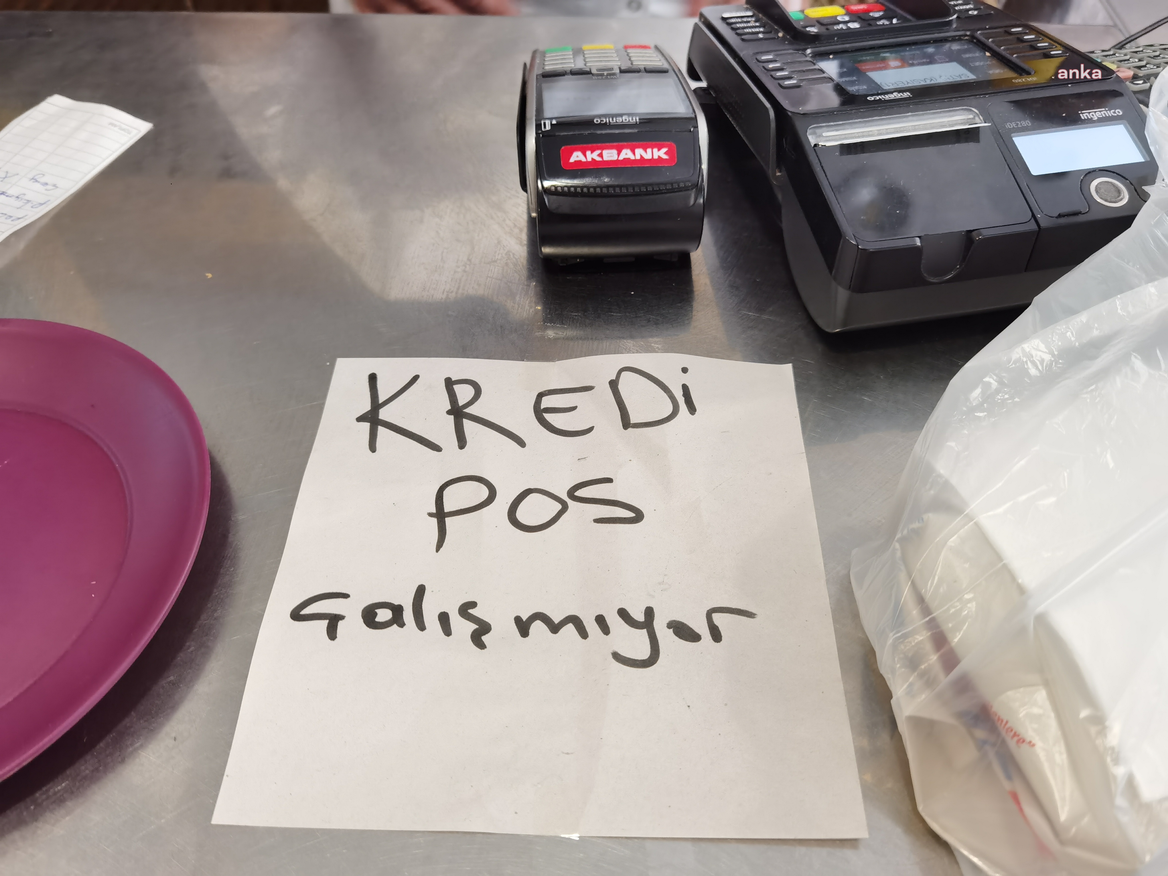 AKBANK, ERİŞİM SORUNU NEDENİYLE KREDİ VE KREDİ KARTI ÖDEMELERİNİ FAİZSİZ OLARAK BİR GÜN ERTELEDİ