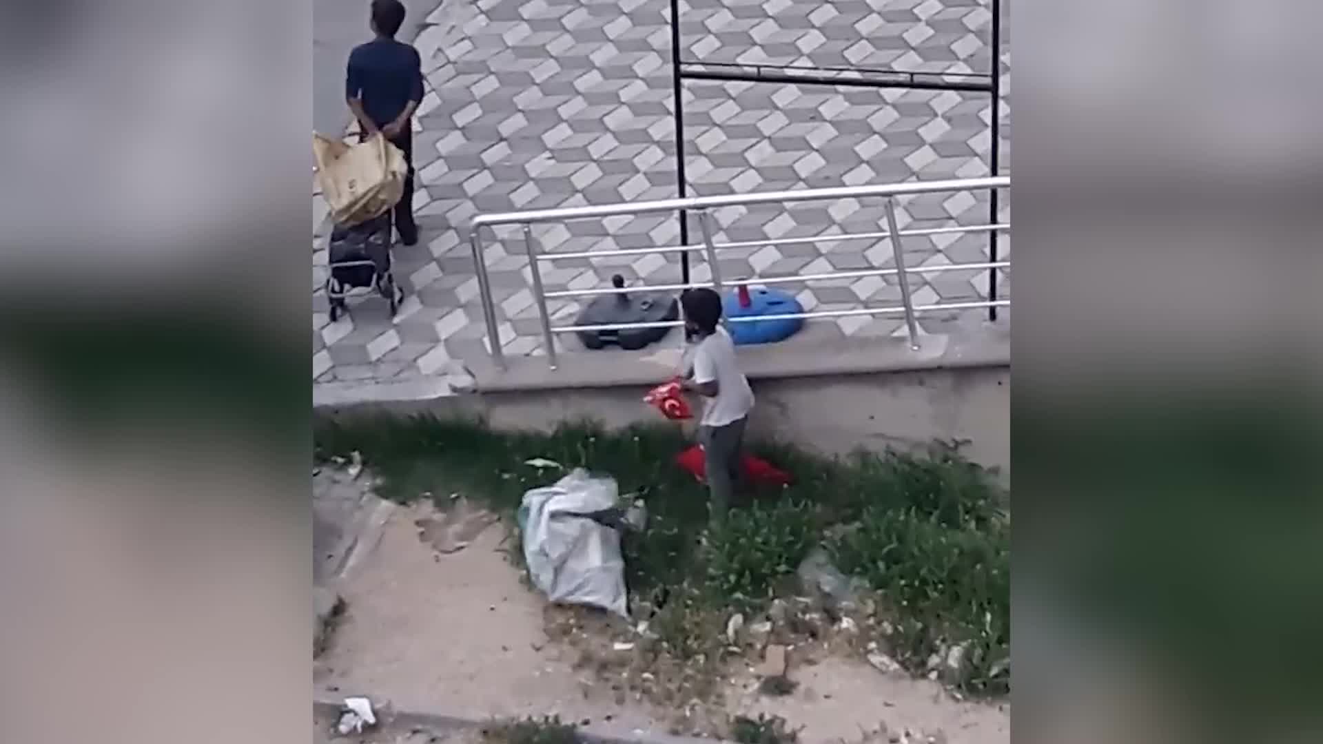 YERE ATILAN BAYRAĞI KAĞIT TOPLAYAN ÇOCUKLAR KALDIRDI