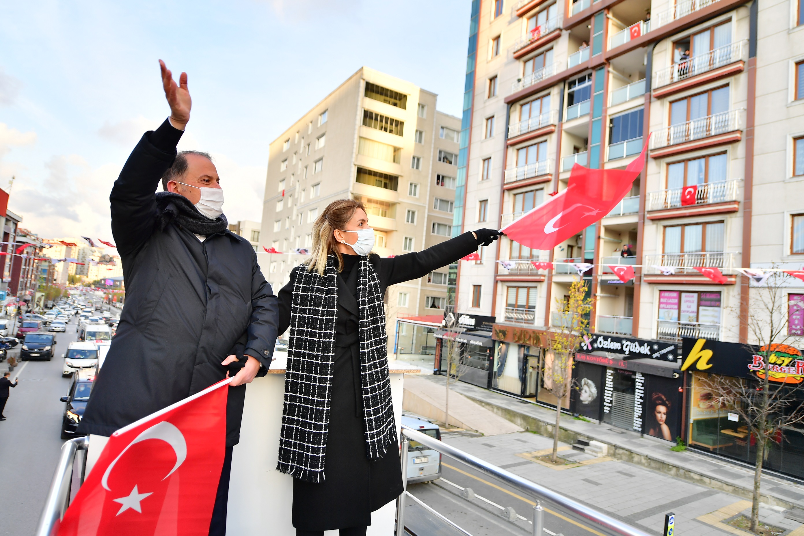 BEYLİKDÜZÜ’NDE 23 NİSAN COŞKUSU EVLERE SIĞMADI