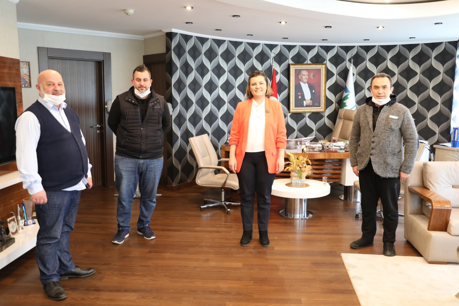 İZMİT'TE SOKAĞA ÇIKMA YASAĞI SÜRECİNDE TAKSİLER, SAĞLIK ÇALIŞANLARINI ÜCRETSİZ TAŞIYACAK