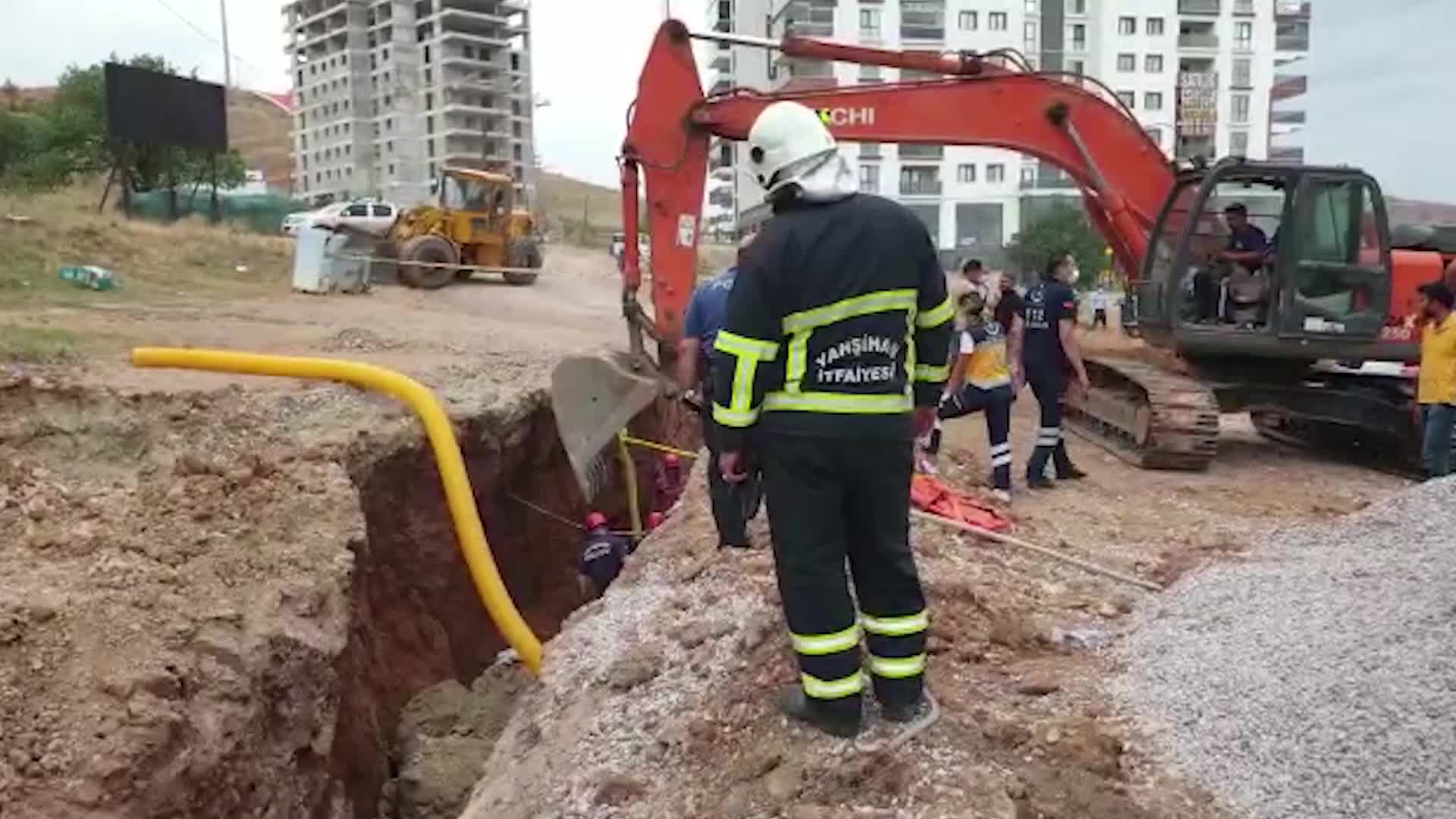 KIRIKKALE’DE BORU DÖŞERKEN GÖÇÜK ALTINDA KALAN İŞÇİ KURTARILDI