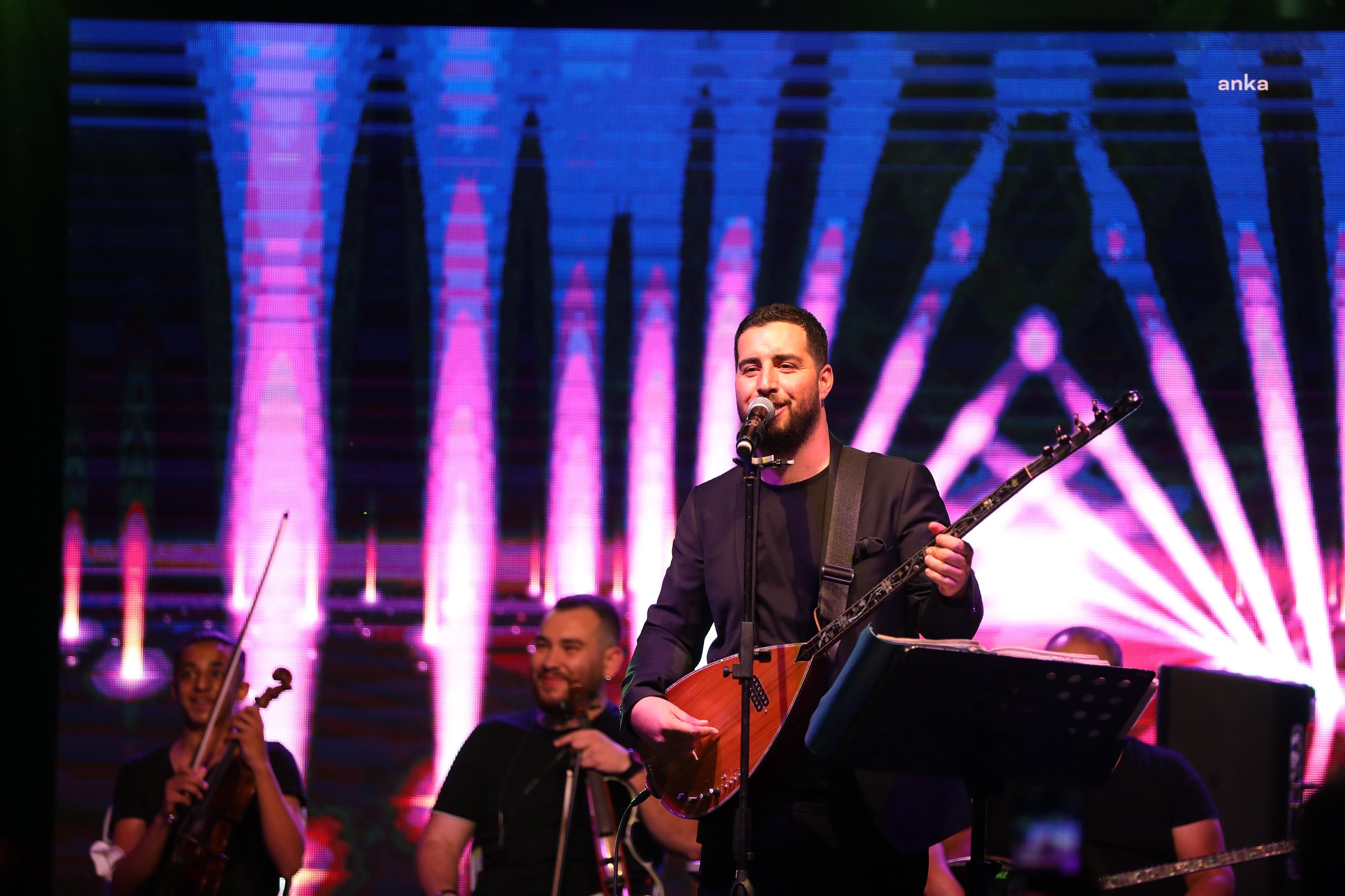YENİMAHALLE BELEDİYESİ'NİN "TÜRKÜ FESTİVALİ"NDE MUSTAFA TAŞ RÜZGARI ESTİ