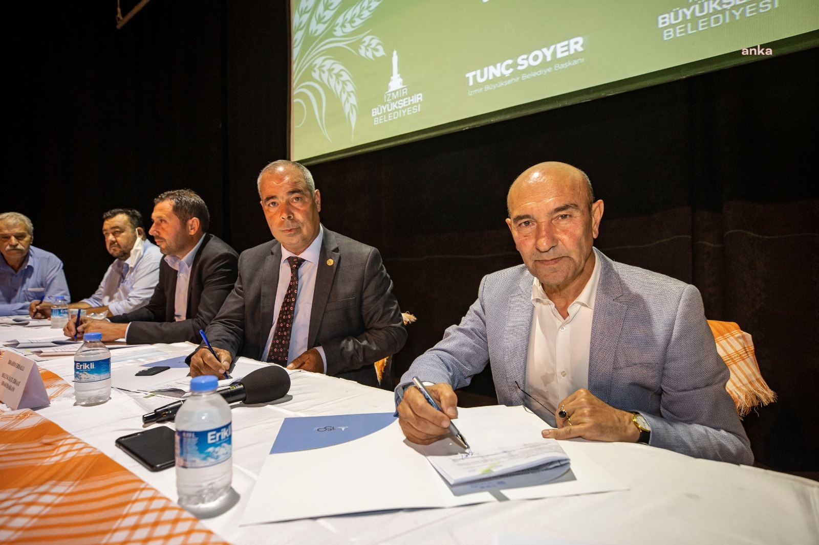 İZMİR BÜYÜKŞEHİR'DEN ÇİFTÇİLERE MAKİNE DESTEĞİ