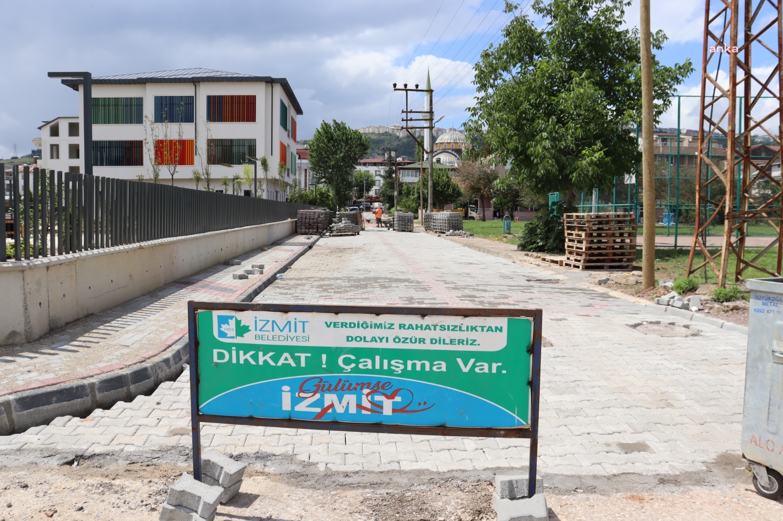 İZMİT BELEDİYESİ, YEŞİLOVA’DA PARKELERİ YENİLİYOR