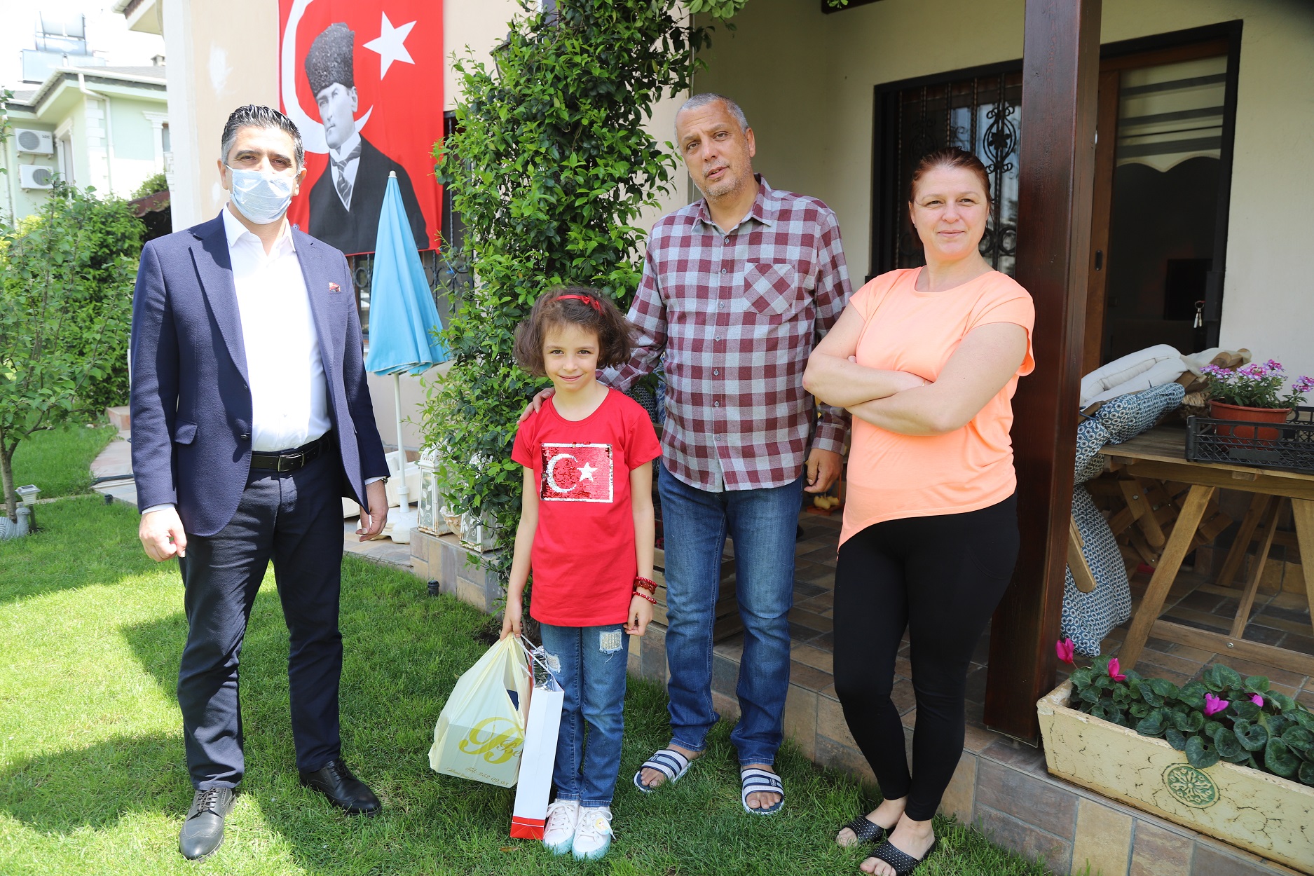 MENDERES BELEDİYE BAŞKANI KARALAR'DAN DOĞUM GÜNÜ SÜRPRİZİ