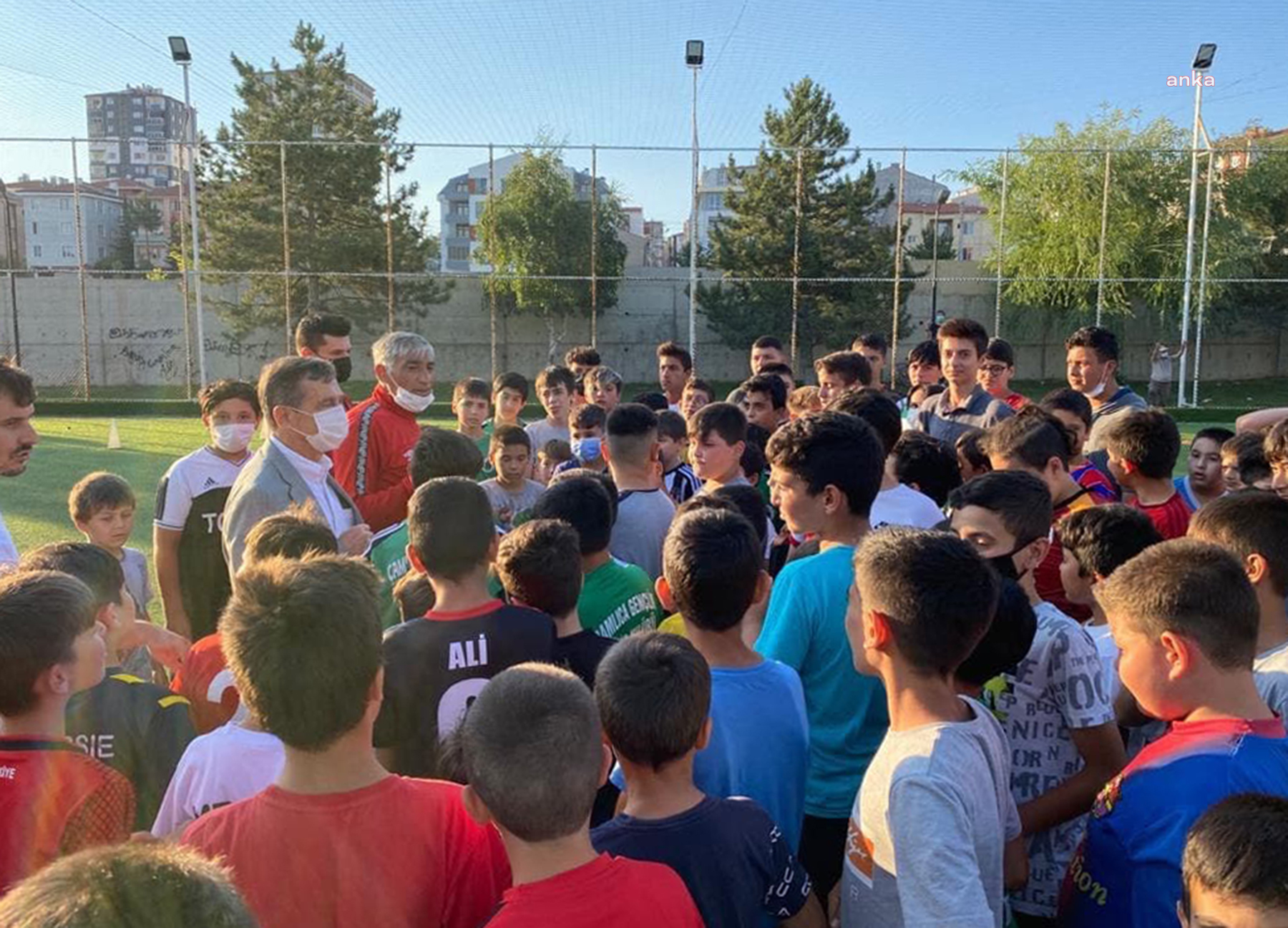 TEPEBAŞI BELEDİYE BAŞKANI AHMET ATAÇ ÇOCUKLARIN FUTBOL HEYECANINI PAYLAŞTI