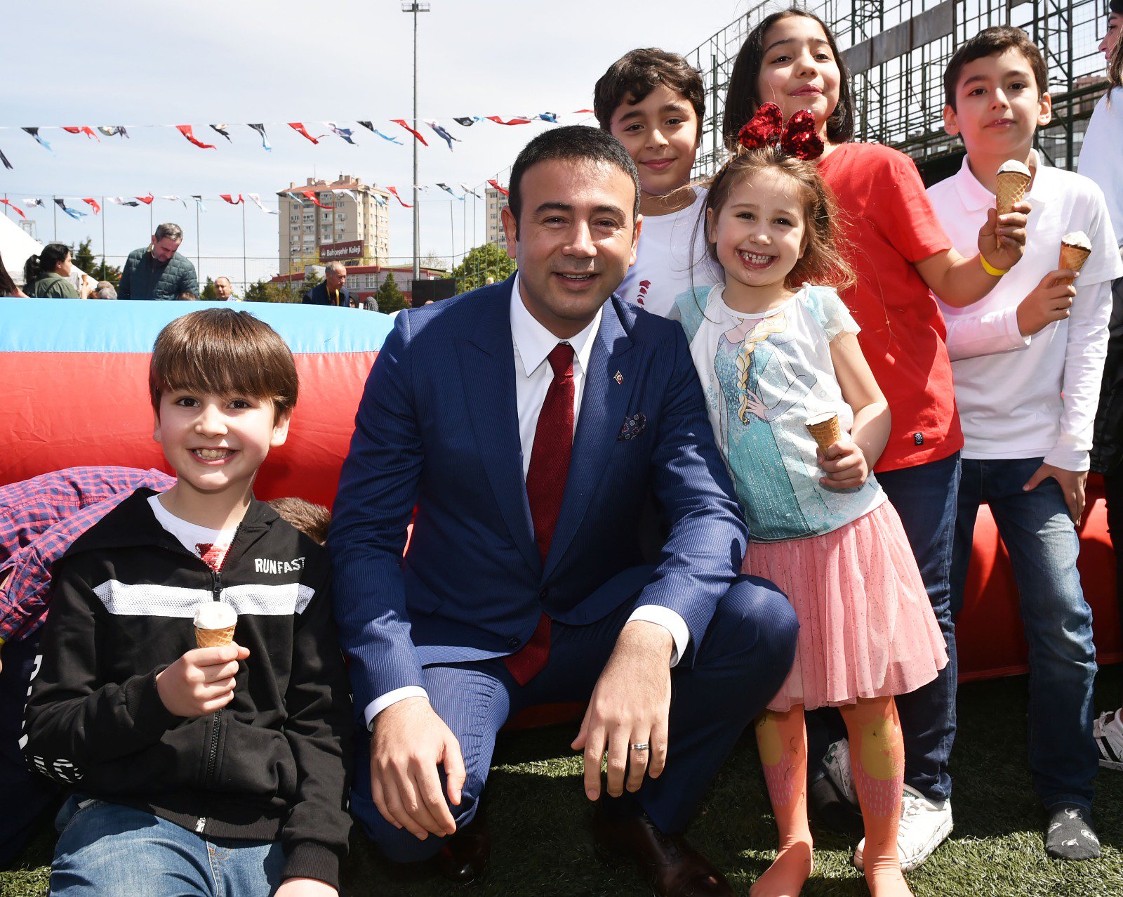 BEŞİKTAŞ’TA ÇOCUKLAR 23 NİSAN’I EVİNDE COŞKUYLA KUTLUYOR