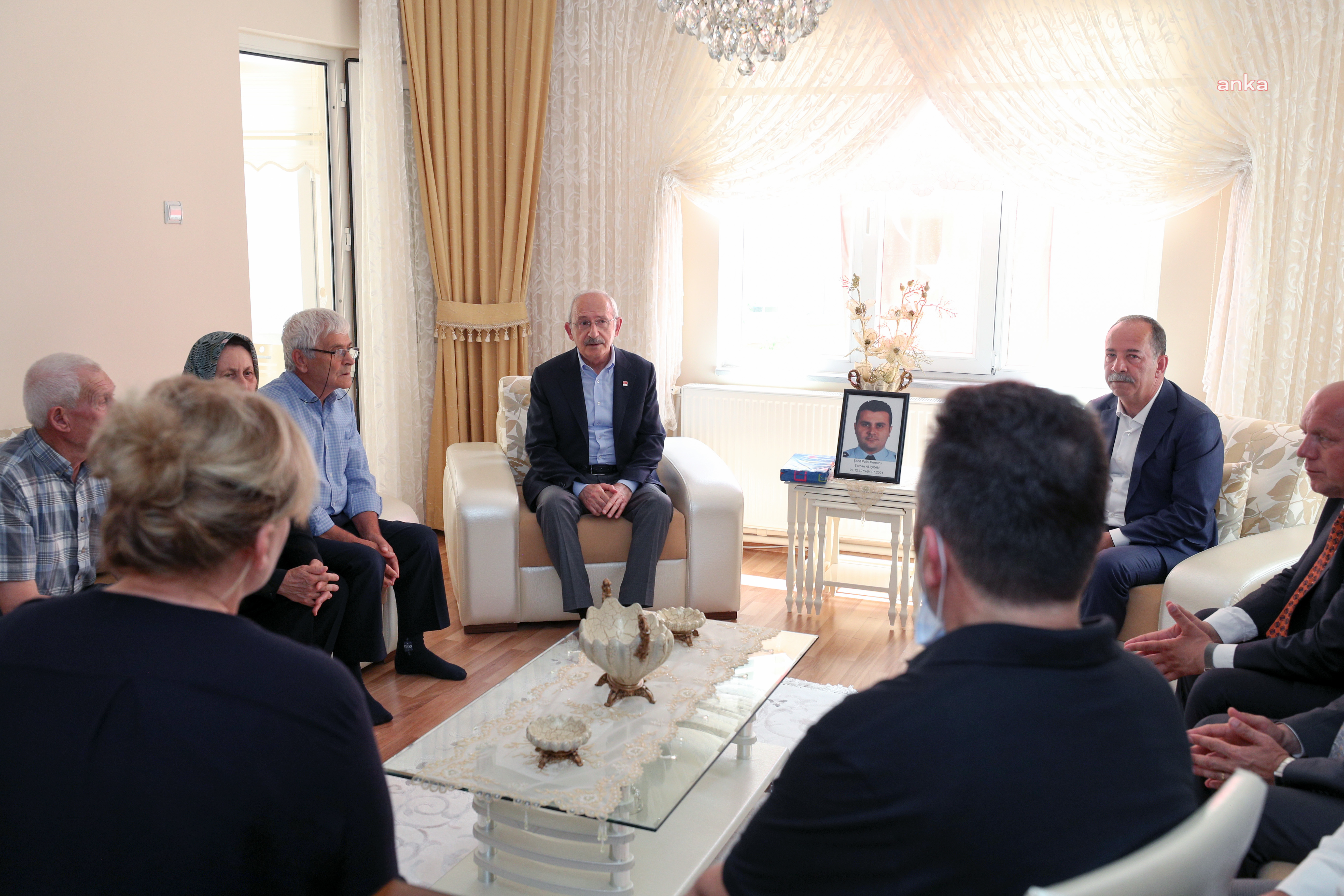 KILIÇDAROĞLU'NDAN ŞEHİT POLİS SERHAN ALIŞKAN'IN AİLESİNE TAZİYE ZİYARETİ