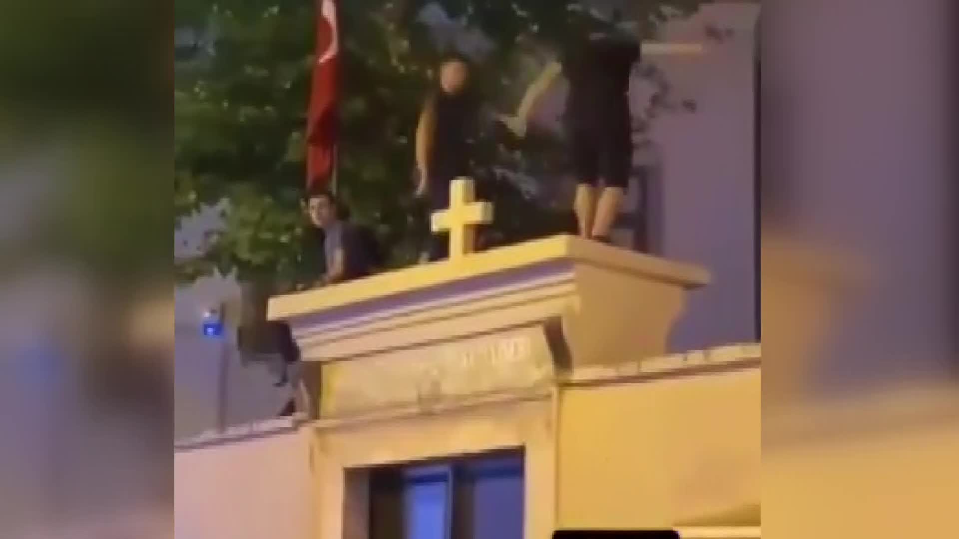 AKP SÖZCÜSÜ ÇELİK'TEN KİLİSE DUVARI ÜSTÜNDEKİ EĞLENCEYE TEPKİ: "BU SAYGISIZLIĞI KINIYORUZ"