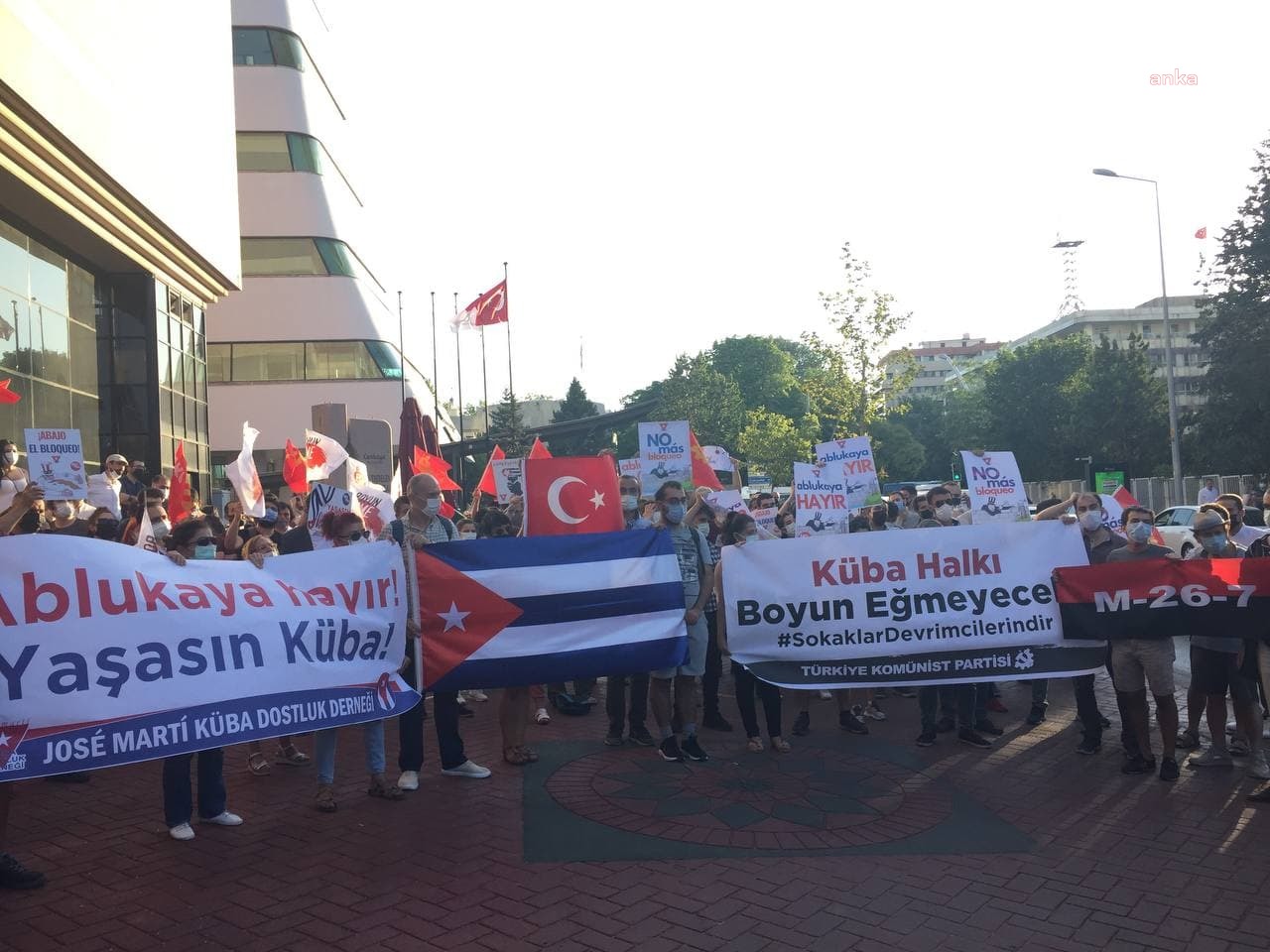 TKP VE KÜBA DOSTLARINDAN ABD BÜYÜKELÇİLİĞİ ÖNÜNDE PROTESTO