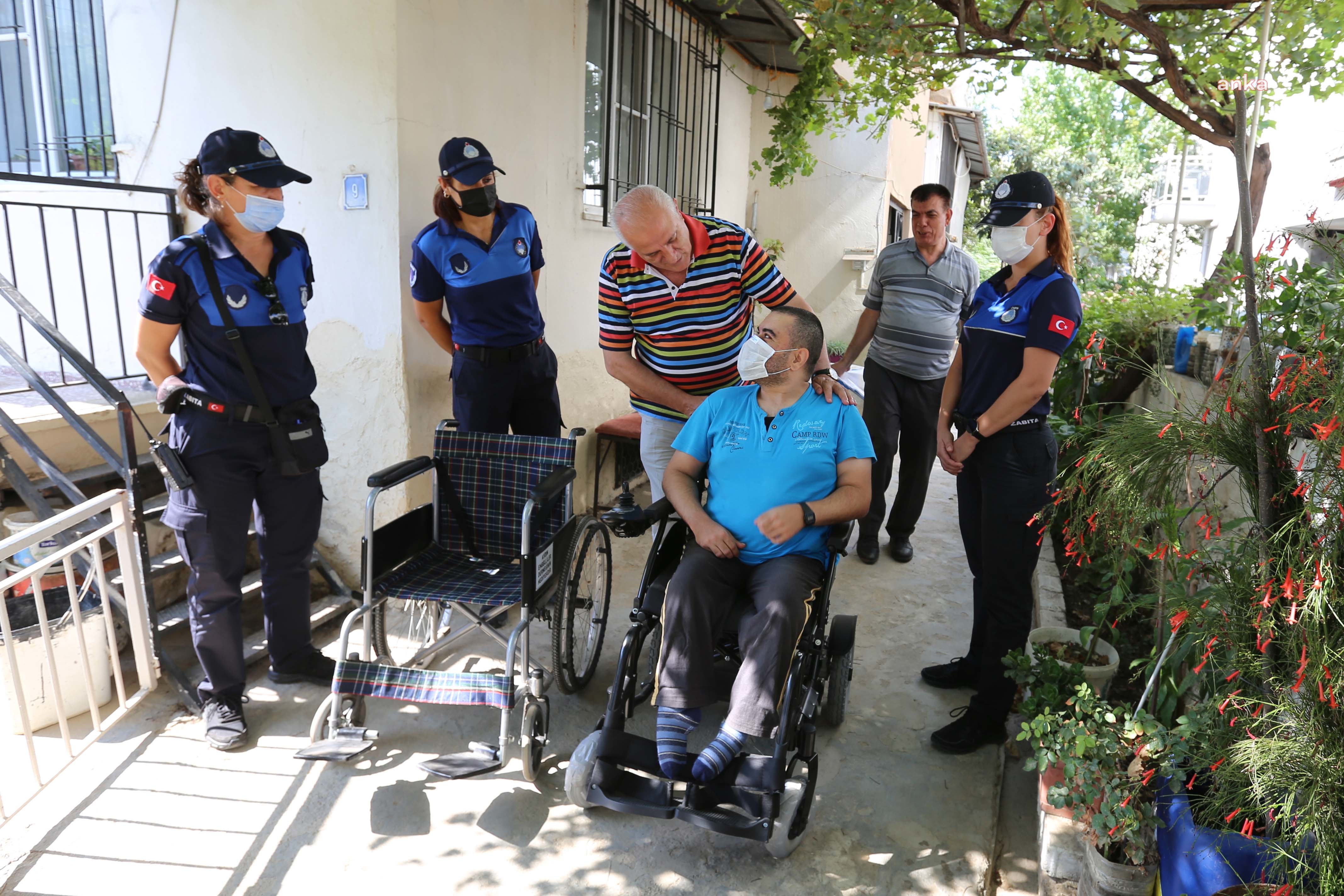 EFELER BELEDİYE BAŞKANI'NDAN ENGELLİ VATANDAŞA HEDİYE AKÜLÜ ARAÇ
