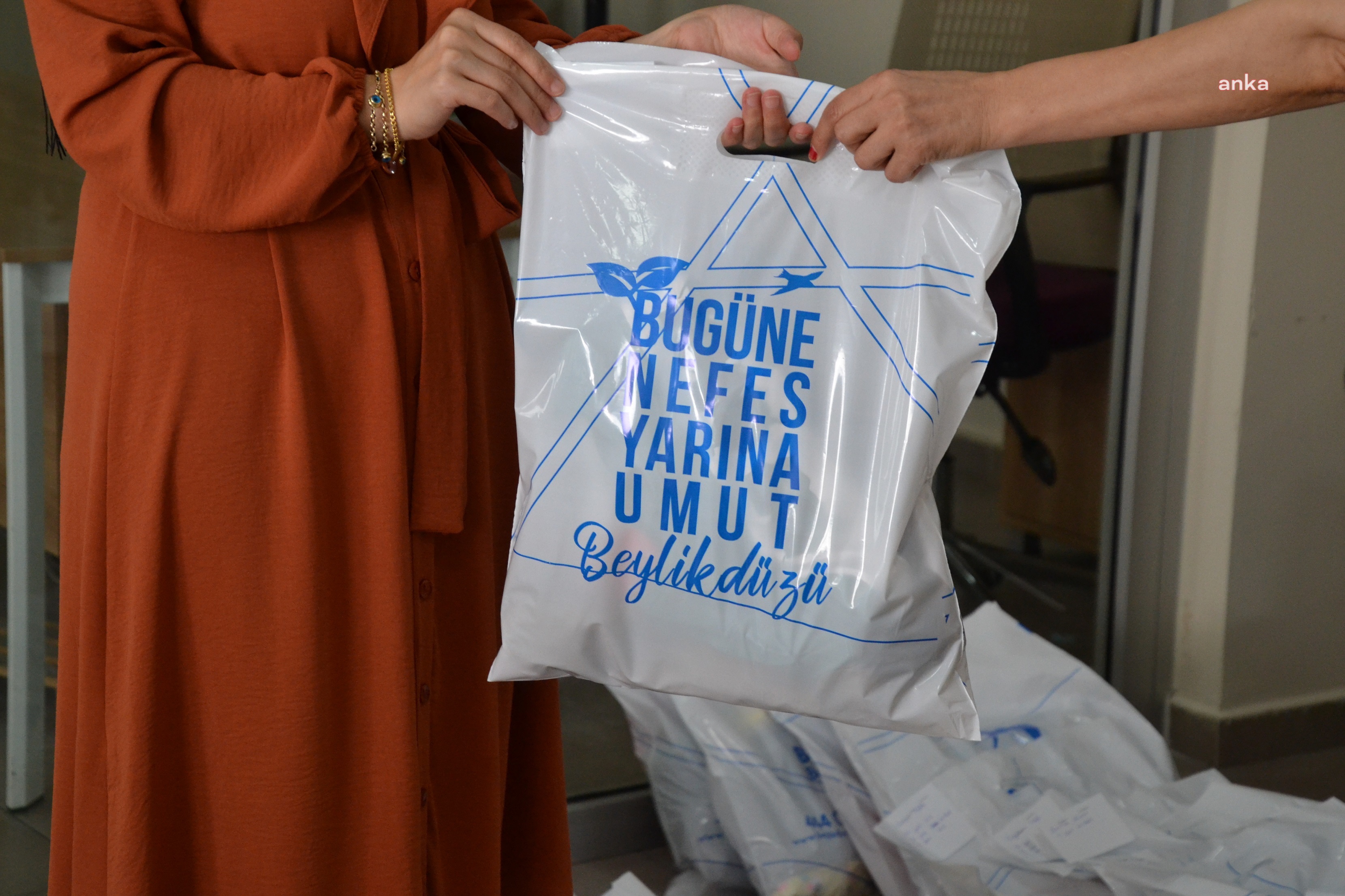 BEYLİKDÜZÜ BELEDİYESİ YAKLAŞIK 2 BİN ÇOCUĞA BAYRAMLIK KIYAFET DAĞITTI