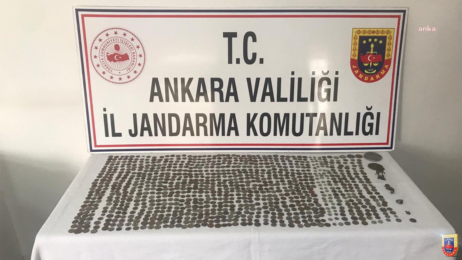 JANDARMA'DAN TARİHİ ESER OPERASYONU: "1207 SİKKE ELE GEÇİRİLDİ, 8 ŞÜPHELİ YAKALANDI"