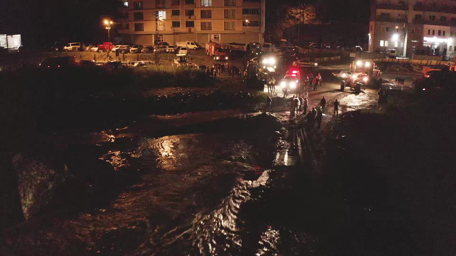 GİRESUN YAĞLIDERE'DE DERE TAŞTI, HALI SAHADAKİ NİŞANDA MAHSUR KALAN 100 KİŞİ TAHLİYE EDİLDİ