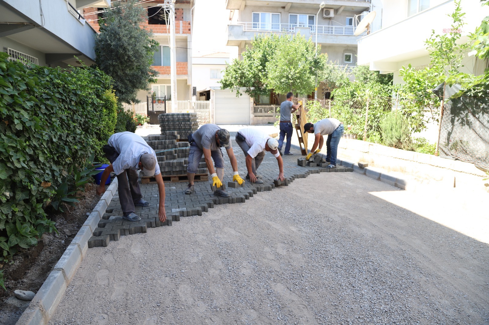 Menderes Belediyesi, yol yapım çalışmalarını sürdürüyor