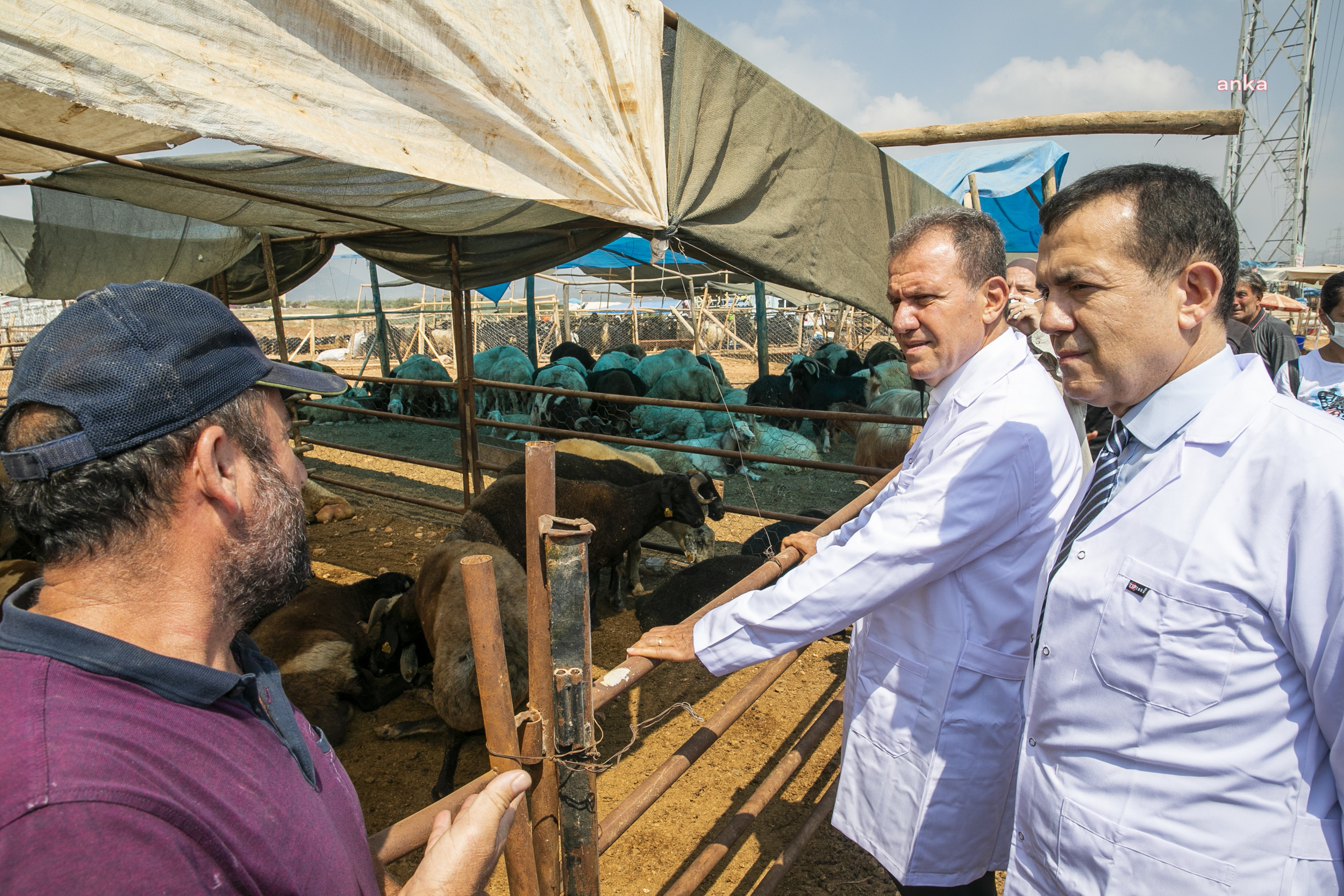 VAHAP SEÇER: “BAYRAM DOLAYISIYLA YEREL YÖNETİMLERE DÜŞEN GÖREVİ HARFİYEN YERİNE GETİRMEK İÇİN ÇABA GÖSTERİYORUZ”