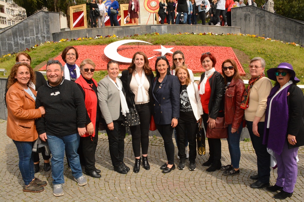 İZMİT BELEDİYESİ VE STK'LAR KADINLAR GÜNÜ'NDE ATA'YI ZİYARET ETTİ