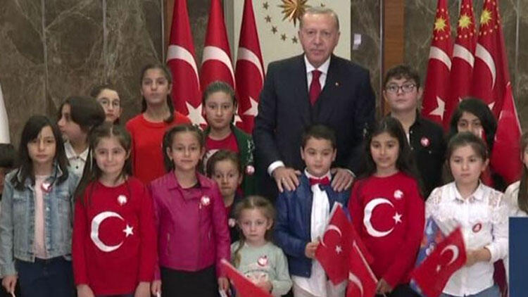 CUMHURBAŞKANI ERDOĞAN ULUSA SESLENDİ ÇOCUKLARLA İSTİKLAL MARŞI'NI OKUDU