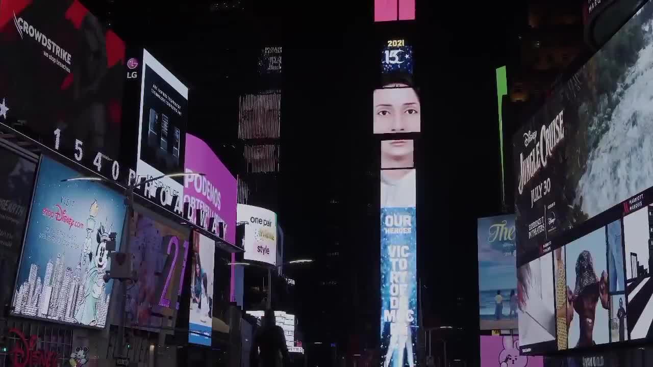 NEW YORK'UN TIMES MEYDANI'NDA 15 TEMMUZ ANMASI: "TÜRKİYE GEÇİLMEZ"