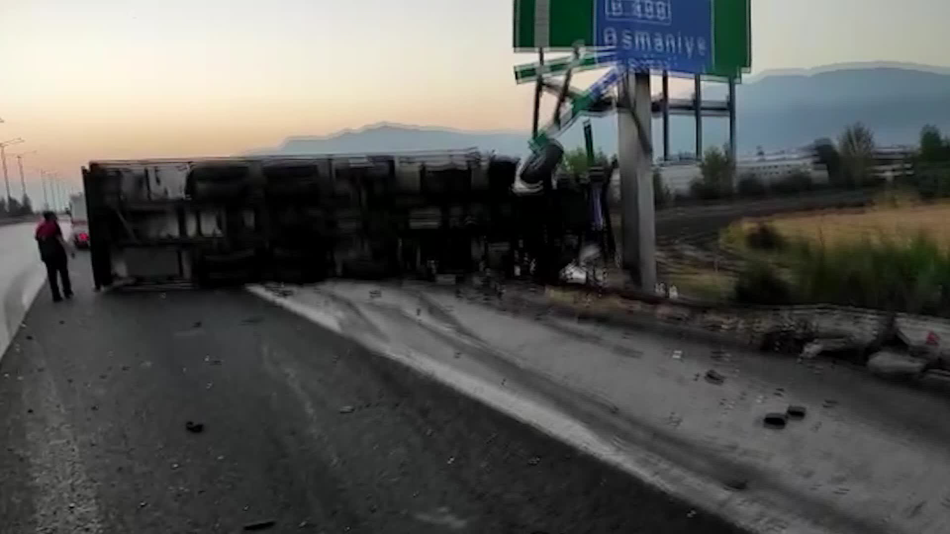 KAMYON TURNİKELERDE TIR'A ARKADAN ÇARPTI: 1 KİŞİ ÖLDÜ, 2 KİŞİ YARALANDI