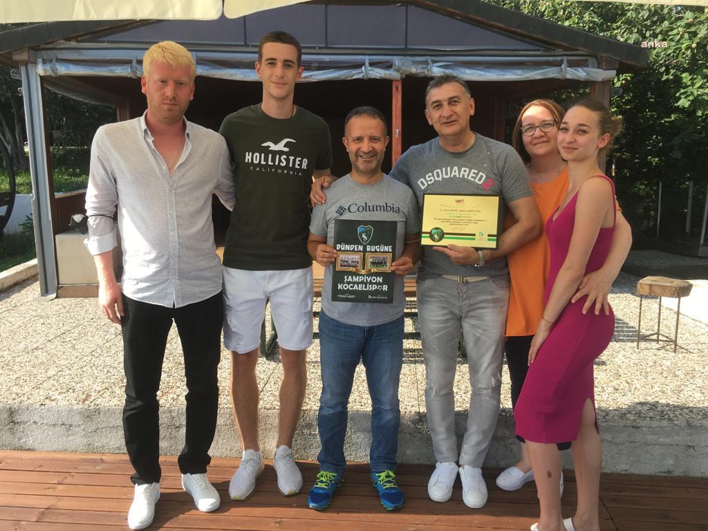 İZMİT BELEDİYE BAŞKANI FATMA KAPLAN HÜRRİYET, FUTBOLCU MİSKO MİRKOVİC'E PLAKET GÖNDERDİ
