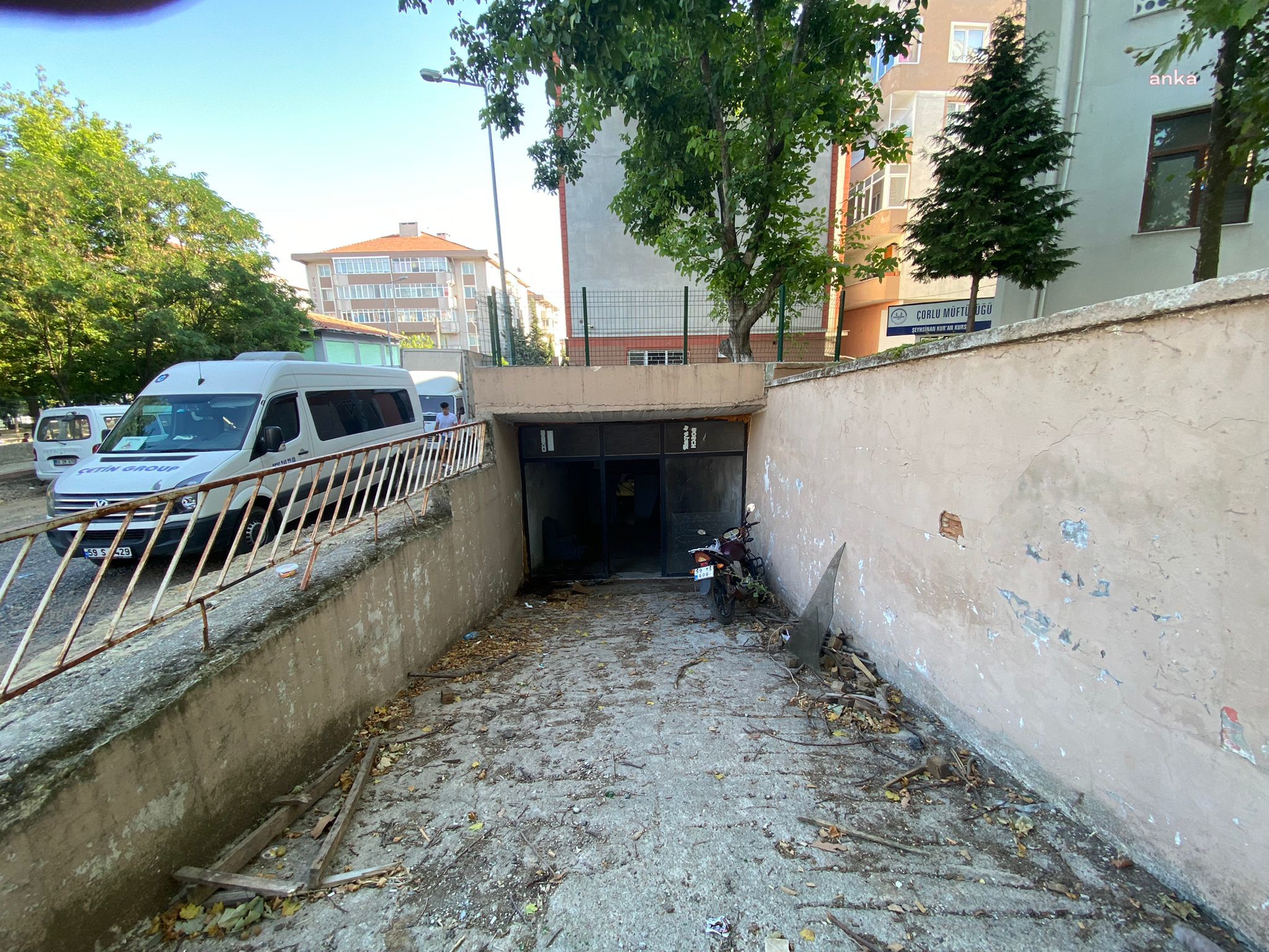 ÇORLU'DA ÜZERİNE CAM DÜŞEN ADAM ÖLDÜ