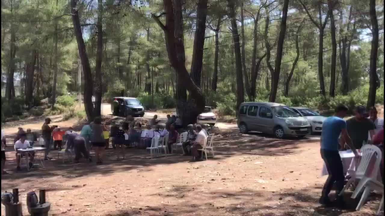 BEREN SAAT’İN PAYLAŞIMINDAKİ PANKART AKBELEN ORMANI’NA DESTEK İÇİN TATİLCİYE ROTA OLDU
