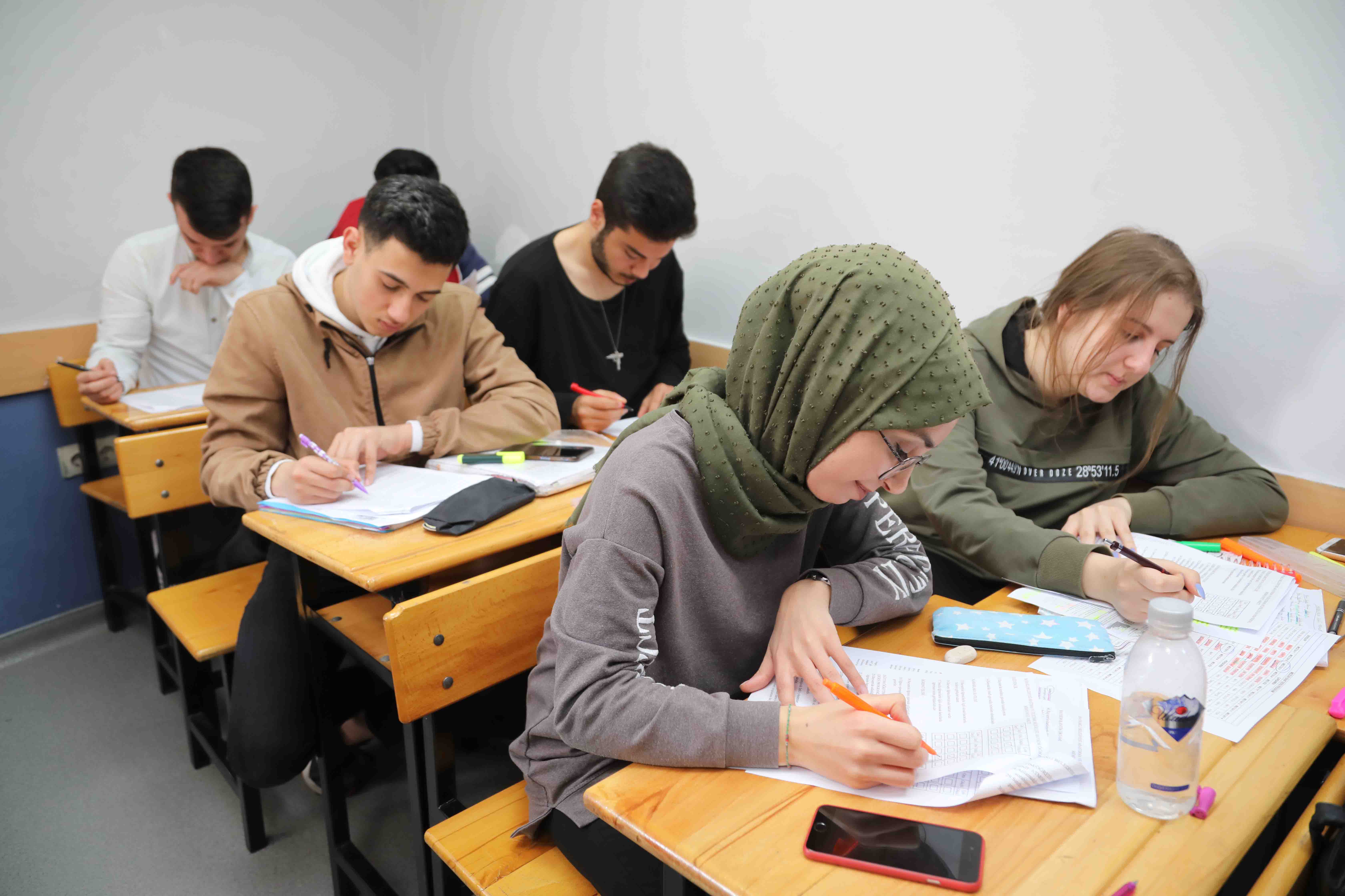 BAYRAKLI'DA ÖĞRENCİLERE MEMNUNİYET ANKETİ