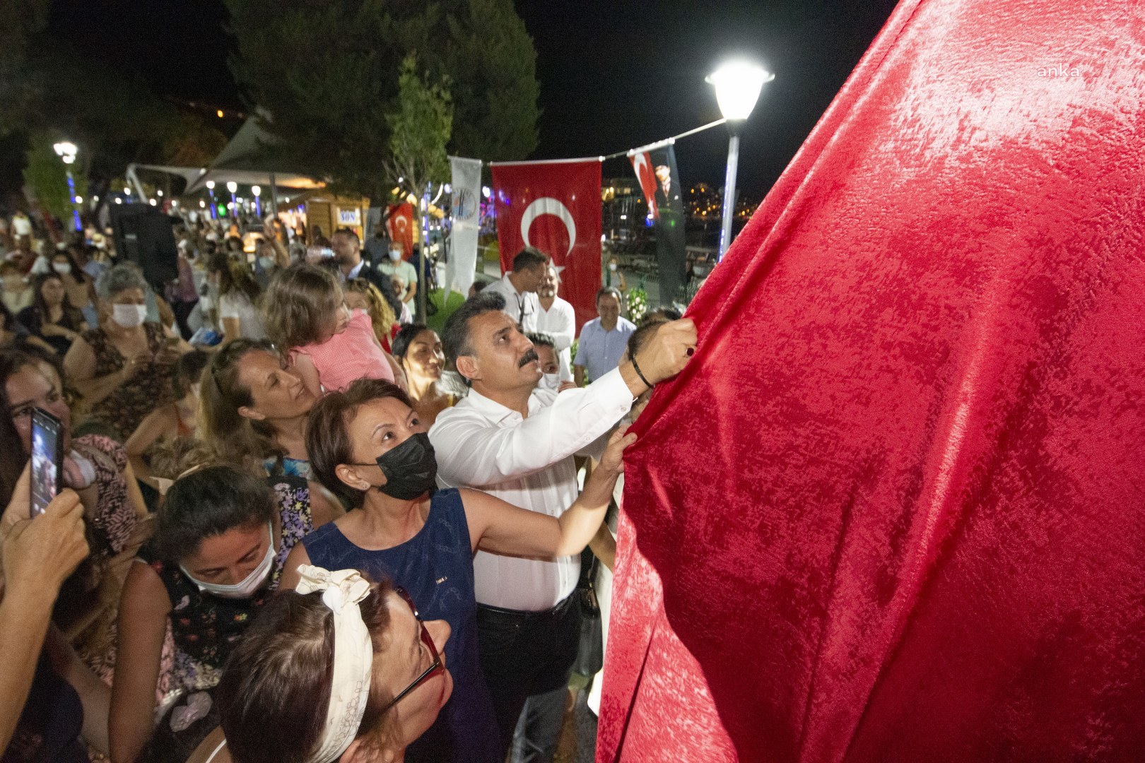 DİKİLİ’DE KADIN HAKLARI PARKI VE İLK KADIN HEYKELİ AÇILDI
