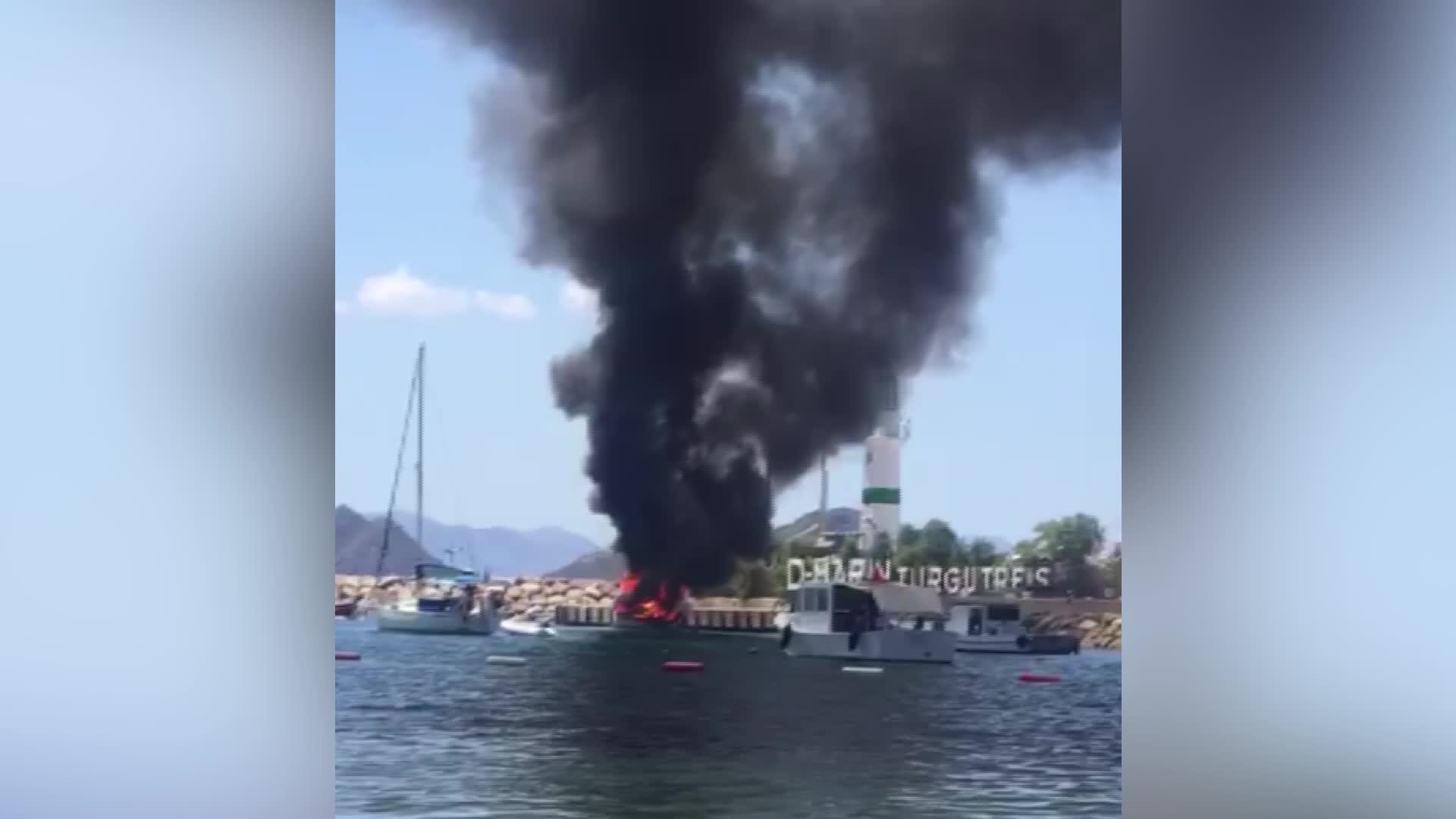 BODRUM'DA MARİNAYA BAĞLI MİLYON DOLARLIK MOTOR YAT ALEV ALEV YANDI