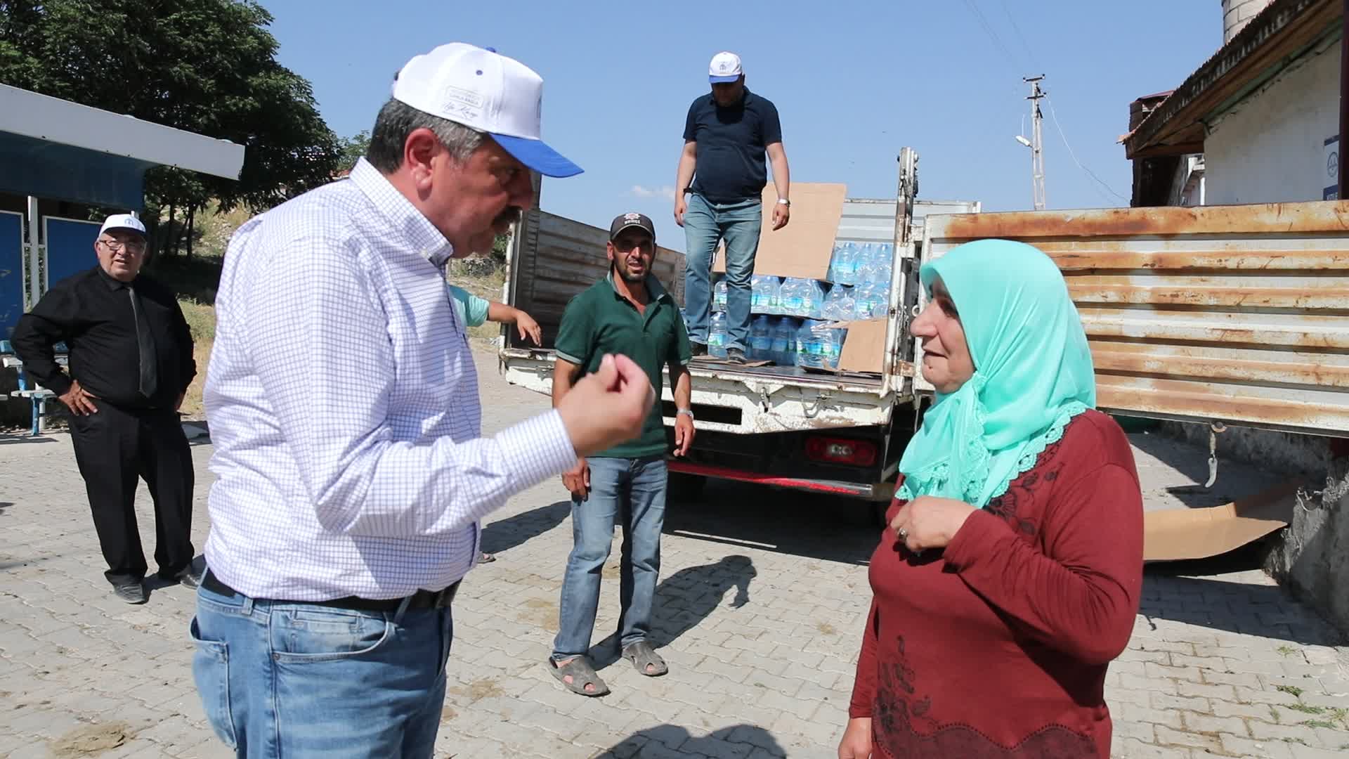 MERZİFON BELEDİYE BAŞKANI SUYU OLMAYAN 4 KÖYE GİTTİ SU DAĞITTI