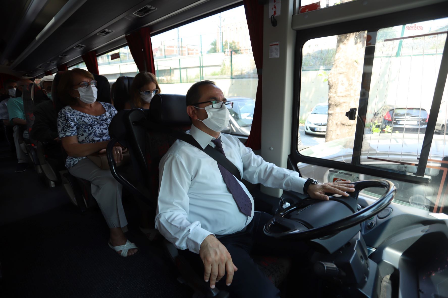 KARTAL BELEDİYESİ, MEZARLIKLARA ÜCRETSİZ TAŞIDIĞI VATANDAŞLARA LOKUM VE KOLONYA İKRAM ETTİ