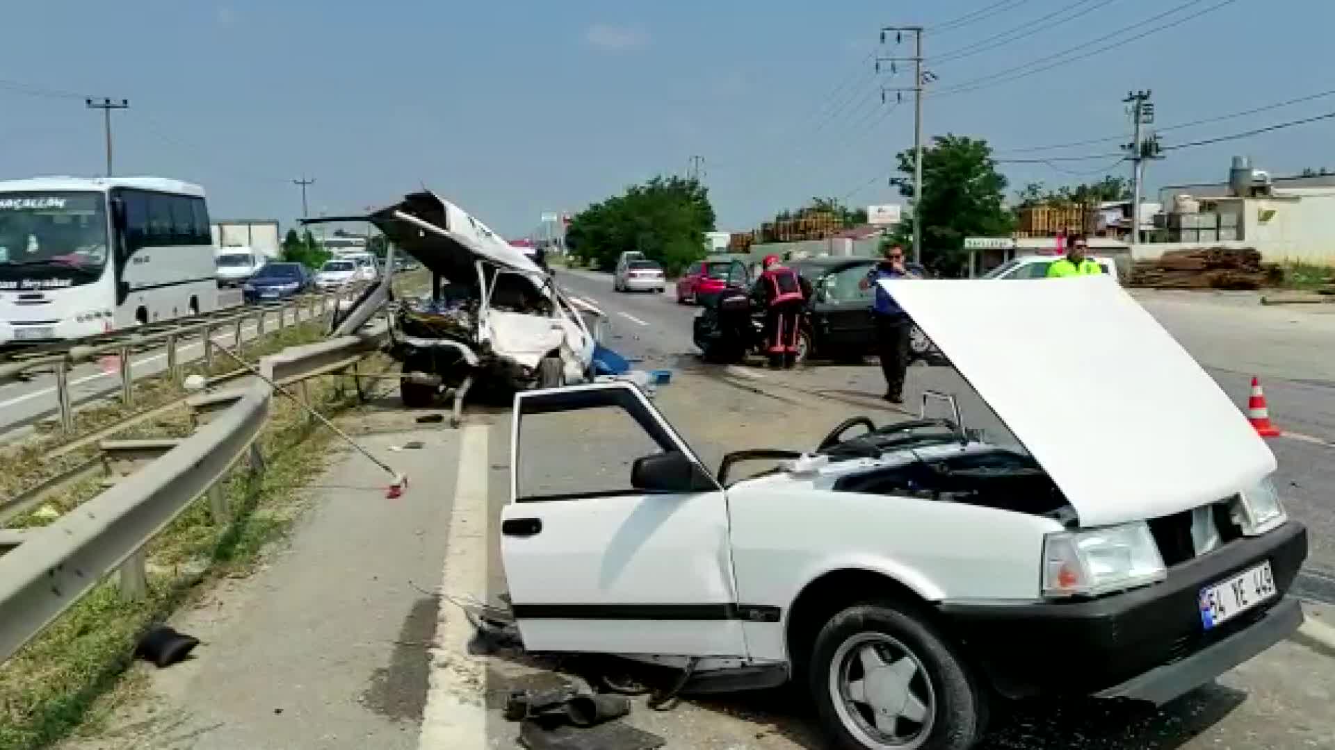 SAKARYA'DA KAZA YAPAN OTOMOBİL İKİYE AYRILDI, 6 KİŞİ YARALANDI