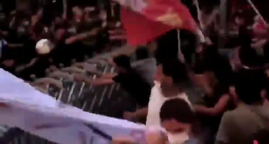 İSTANBUL'DAKİ SURUÇ ANMASINA POLİS BİBER GAZIYLA MÜDAHALE ETTİ: GÖZALTILAR VAR