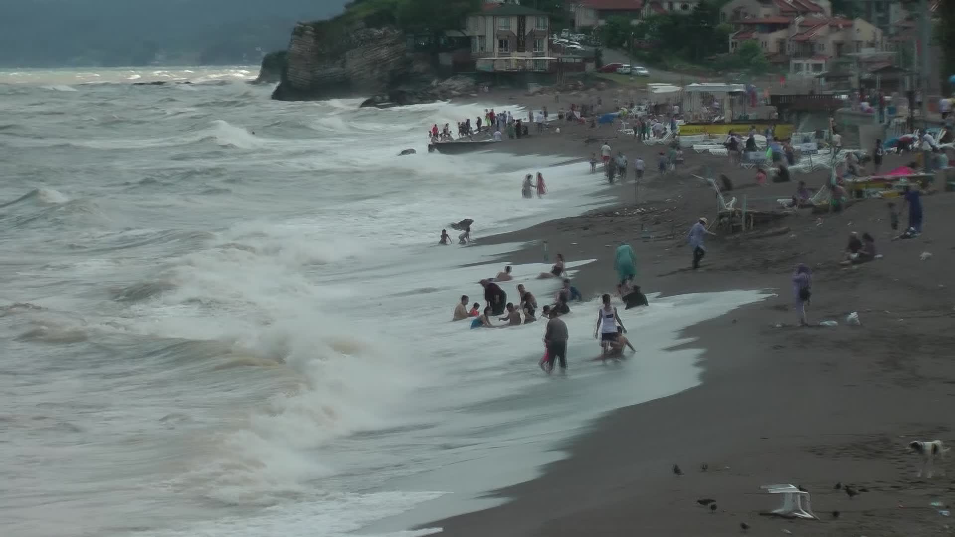 AKÇAKOCA'DA DENİZİN RENGİ ÇAMURA DÖNDÜ